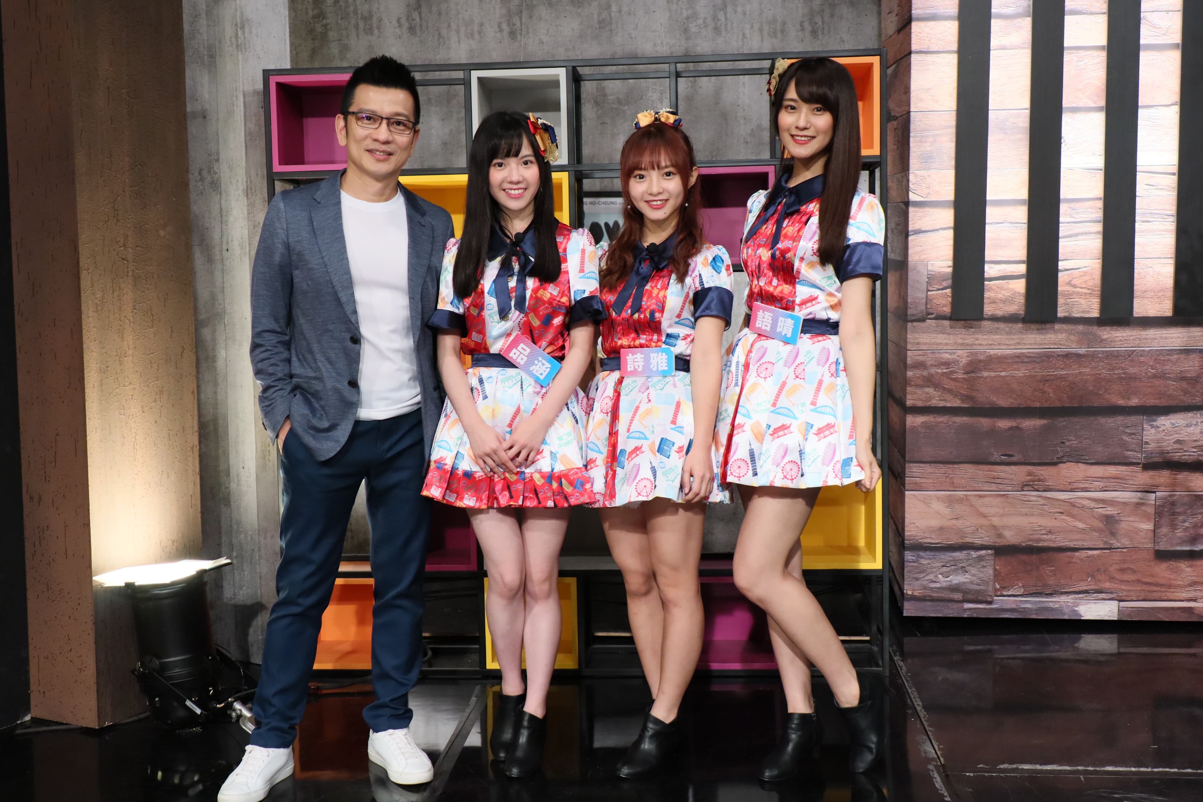 陳子鴻攜旗下女團AKB48 Team TP隊長陳詩雅、團員邱品涵和劉語晴上《娛樂鄉民》。(MOMOTV提供)