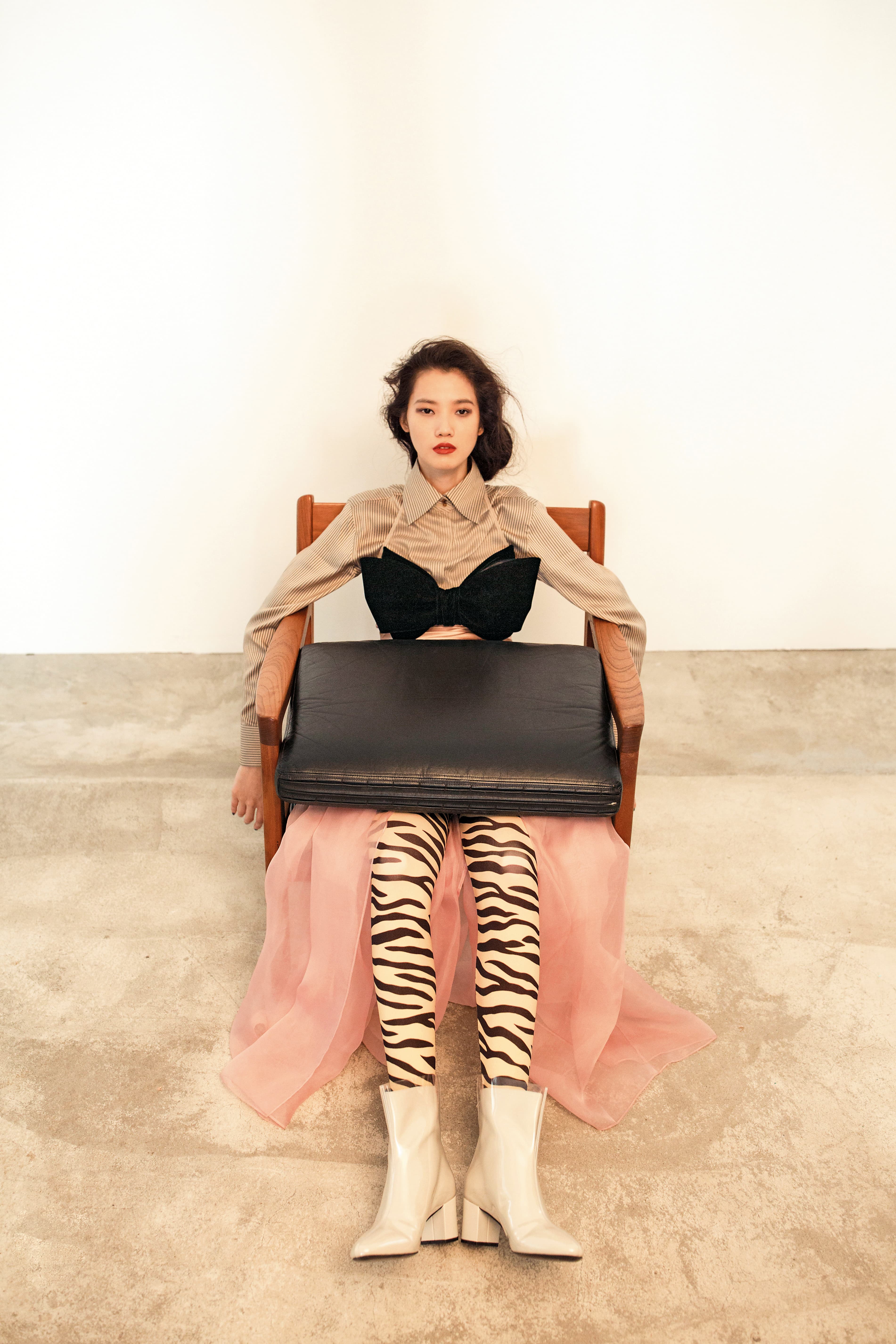 棕色直條紋襯衫，NT$54,000，by FENDI／粉色蝴蝶結禮服，NT$92,000，by KHIENG ATELIER／豹紋褲襪，NT$14,400，by GUCCI／透明材質雙層短靴，NT$2,990，by CHARLES & KEITH