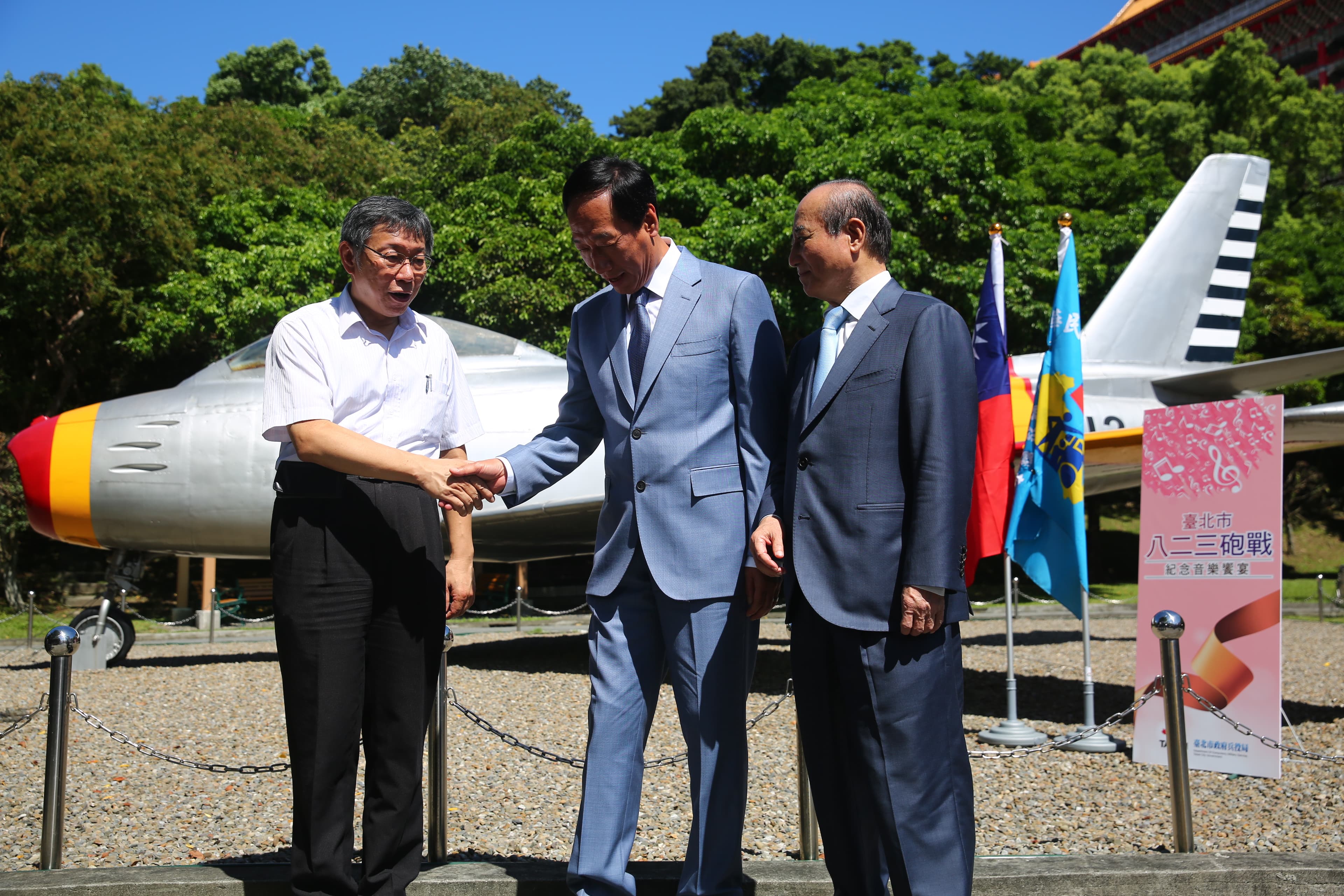 王金平(右)、郭台銘(中)身著藍色西裝,柯文哲穿白襯衫,似乎相徵著「藍白合」。