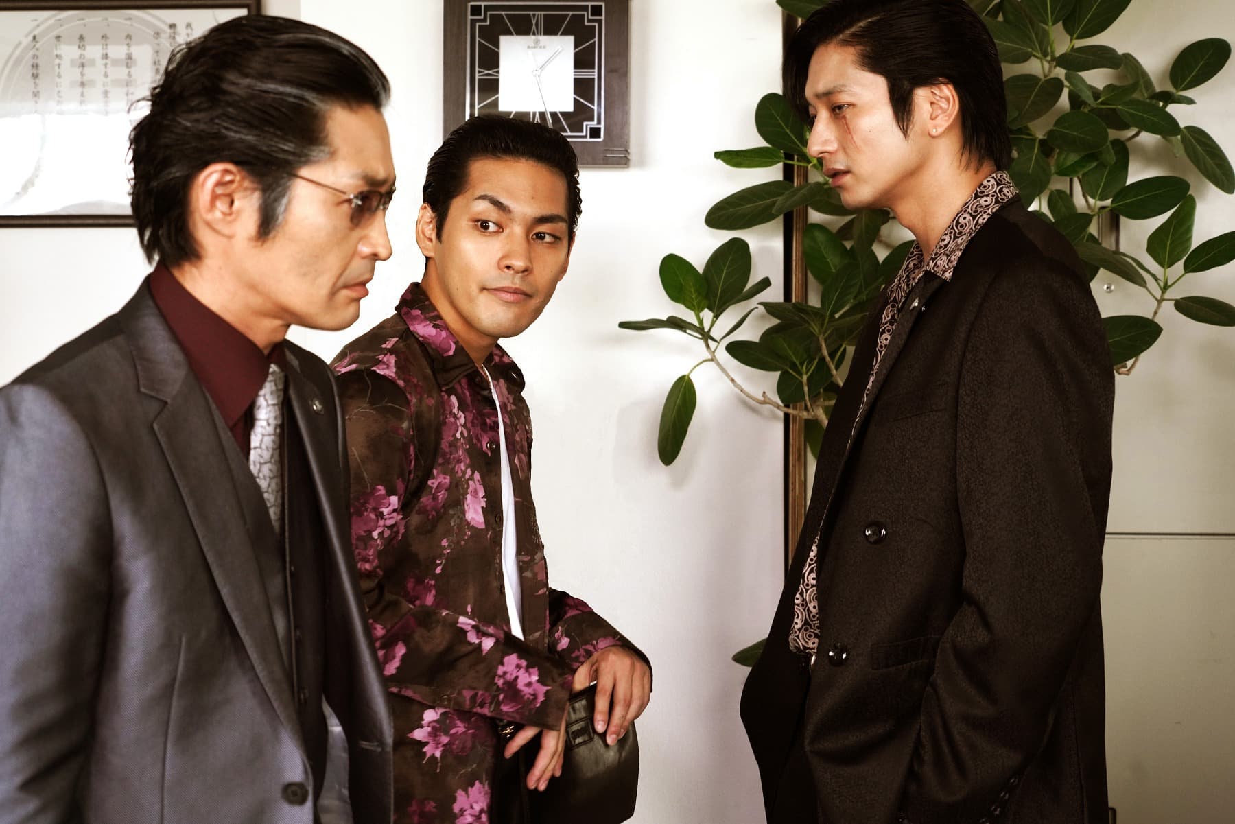 《殺手寓言》集結安田顯(左起)、柳樂優彌、向井理共同演出。(采昌國際)