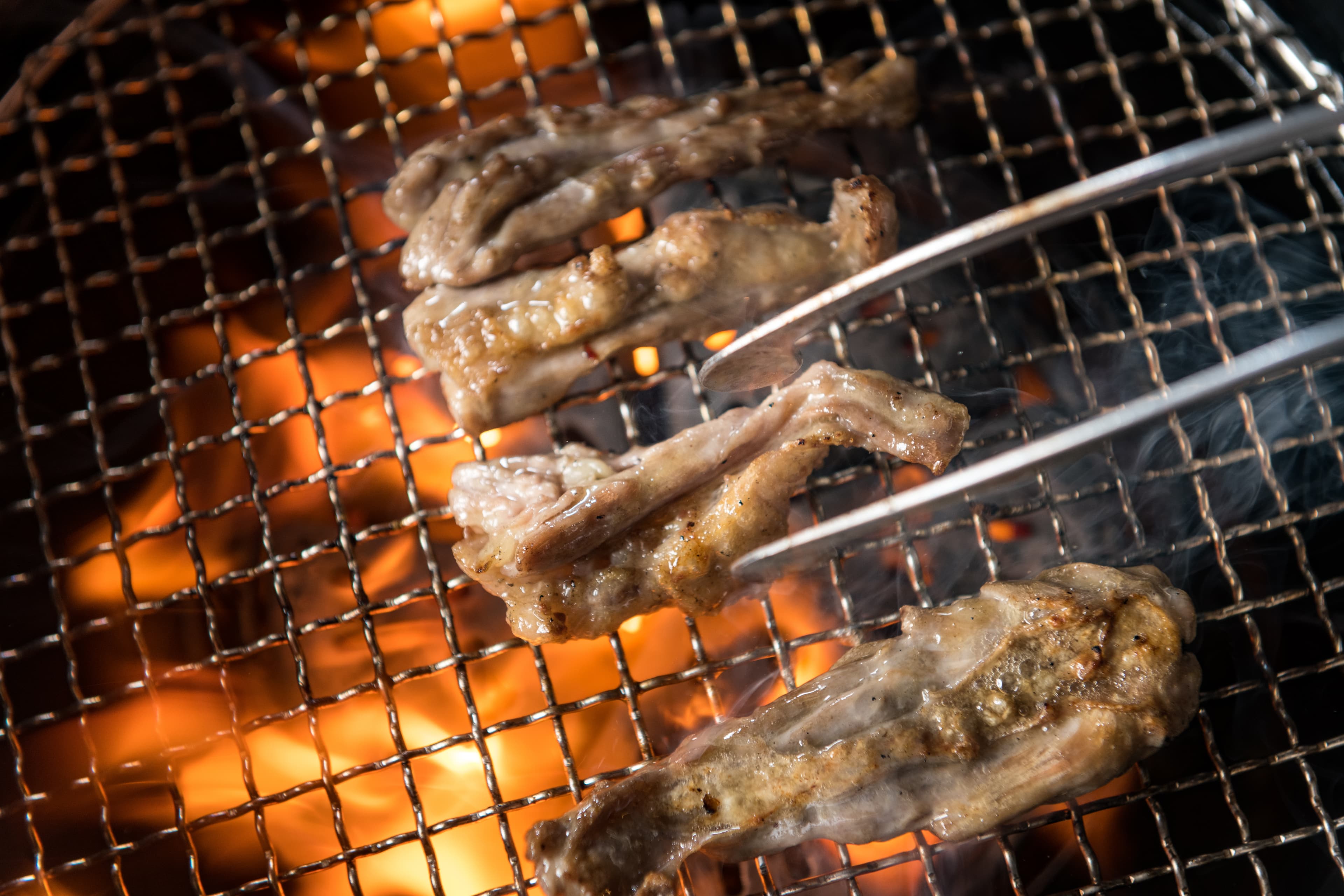 搭配鹽烤「雞頸肉」開場，幫胃口暖暖身。（250元／份）