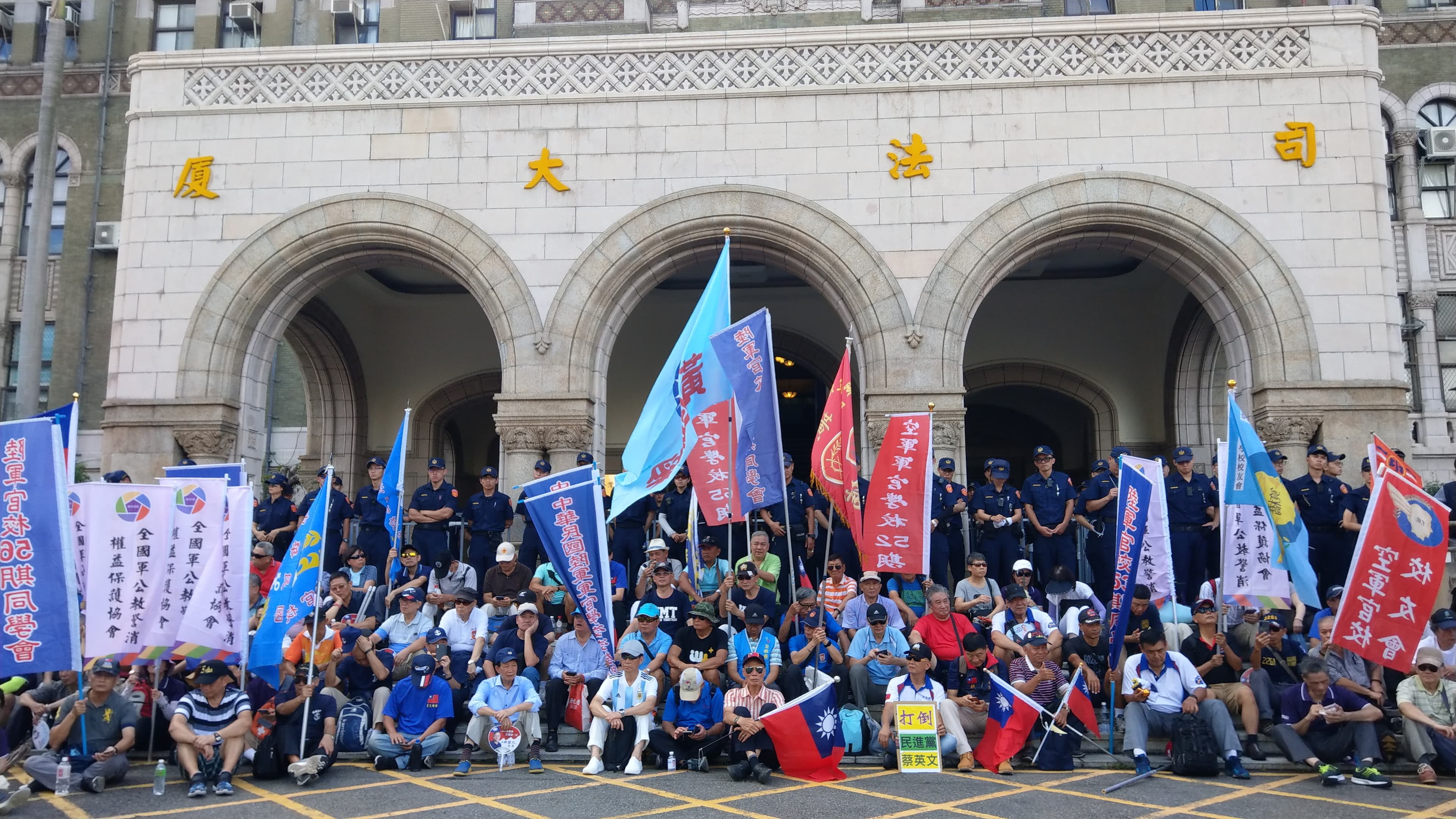 八百壯士不滿釋憲結果,到司法院前抗議。