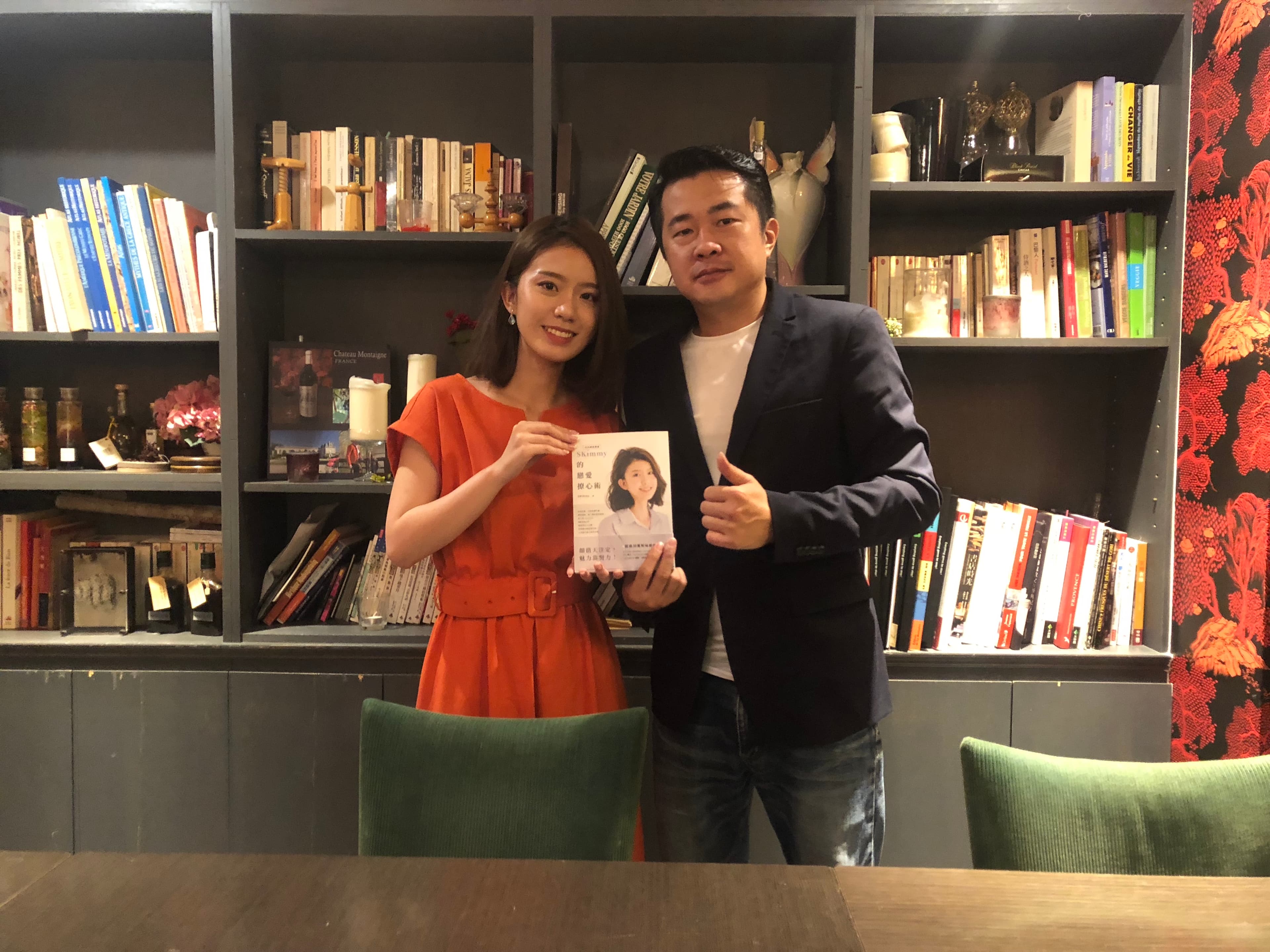 在幕後推動頻道成長的「台灣網紅教父」黃冠融（King哥），到場見證徒弟SKimmy簽書會。（朔帆股份有限公司）