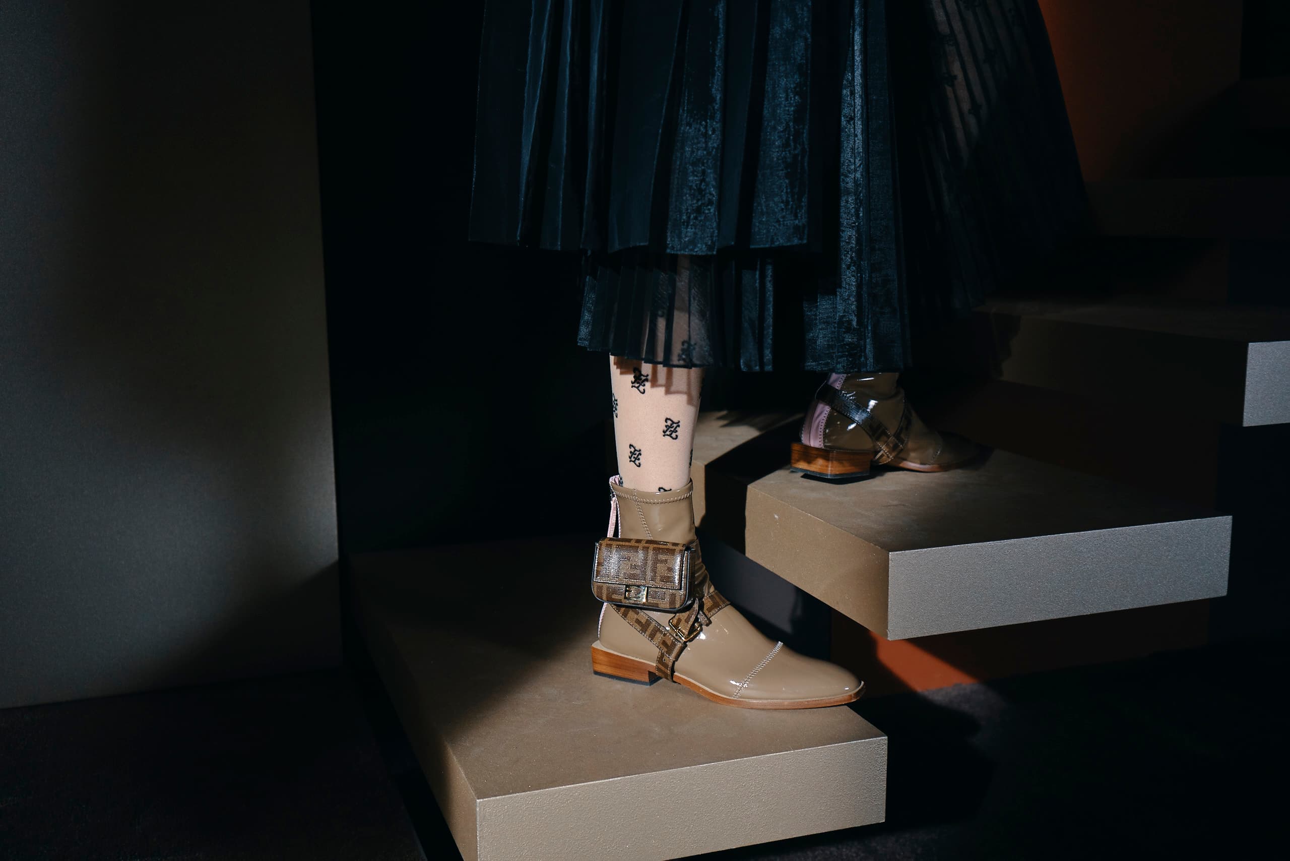 FENDI Nano Baguette在靴子旁是很特別的裝飾。(FENDI提供)