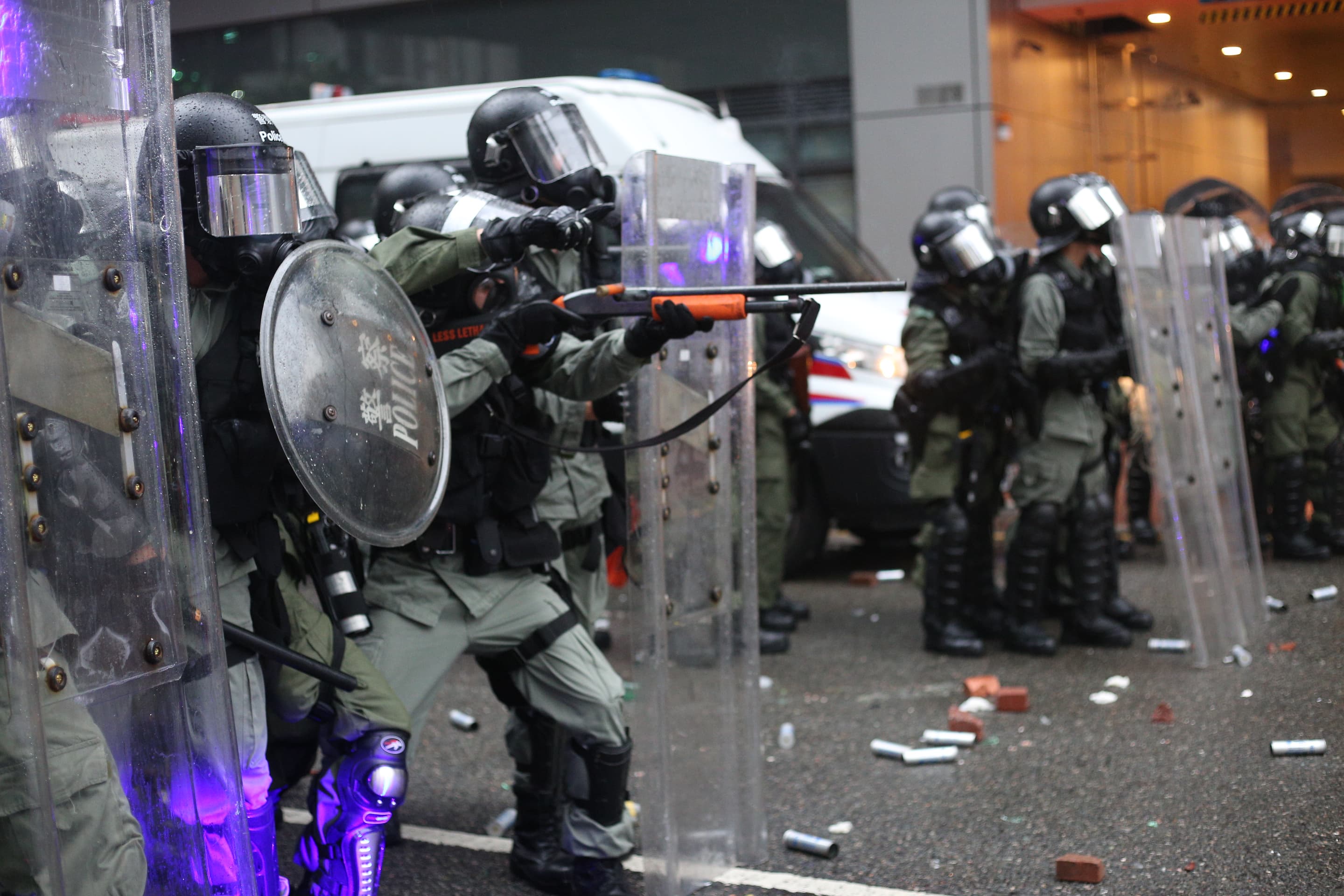 香港「荃葵青」遊行再爆發警民衝突，警方與示威者對峙。