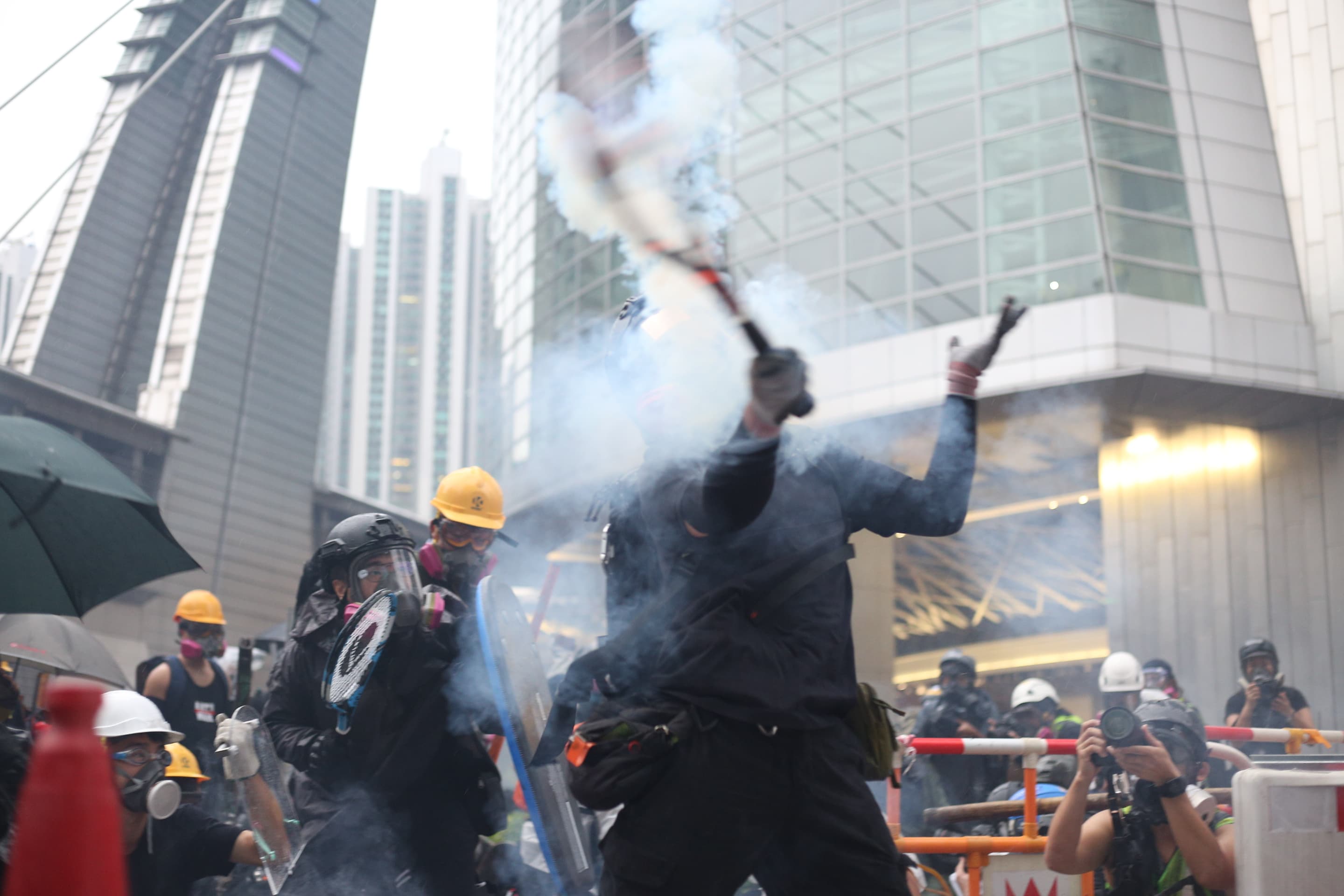香港「荃葵青」遊行再爆發警民衝突。