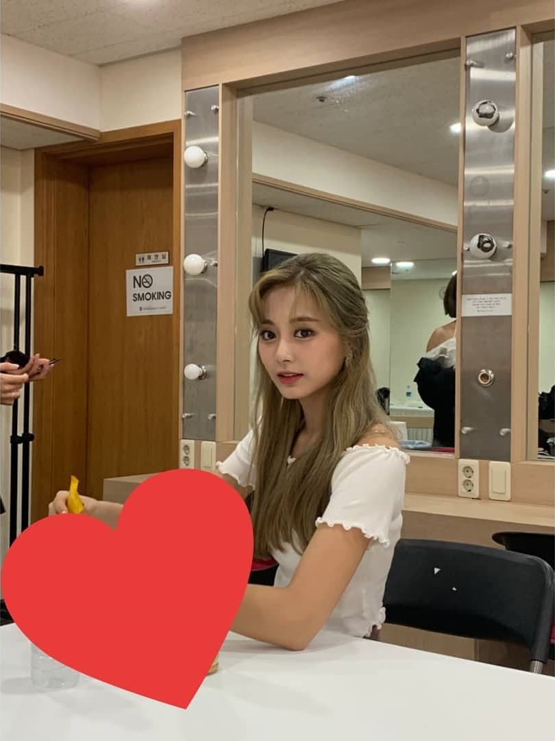 子瑜在後台被偷拍的美照，吸引了超過102萬的讚。（翻攝自TWICE IG）