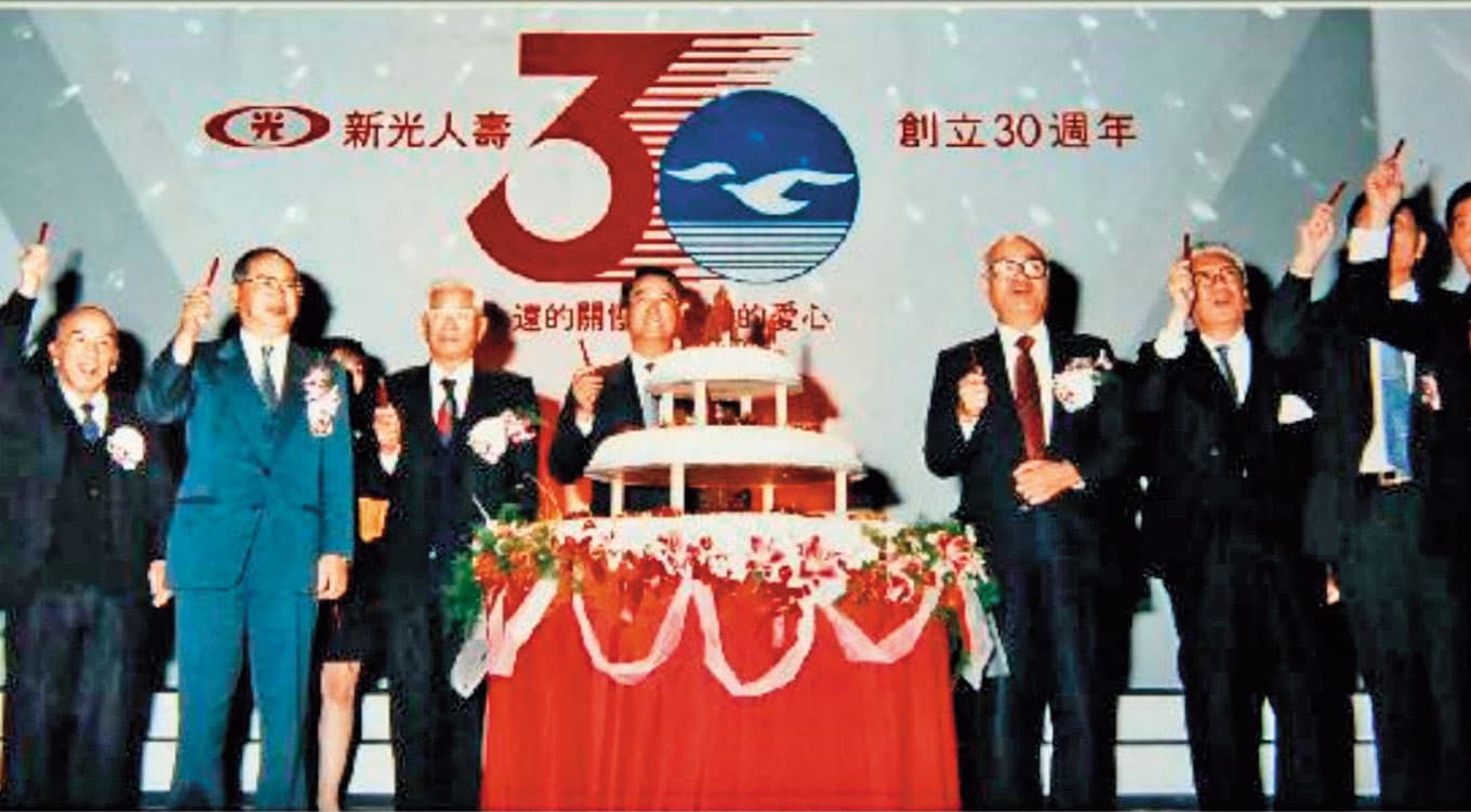 吳昕霈來頭不小,是新光集團的第三代,祖父是創辦人吳火獅的大哥吳金龍(左4)。(翻攝自新光50特刊)