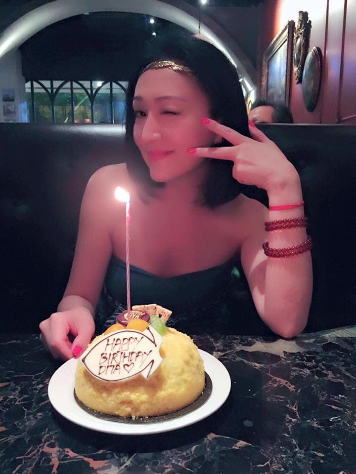3年前甄楚倩慶生,化上全妝後也不失為美魔女一名,但濾鏡開得很大就是。(翻攝自甄楚倩臉書)