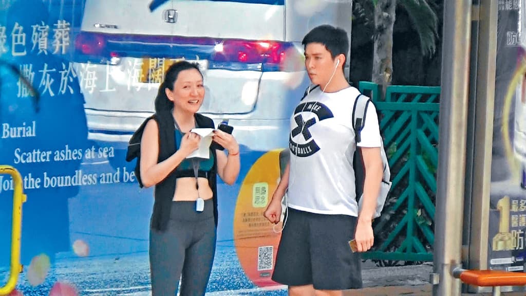 甄楚倩與兒子感情不錯,兩人不時有說有笑。(翻攝自頭條日報)