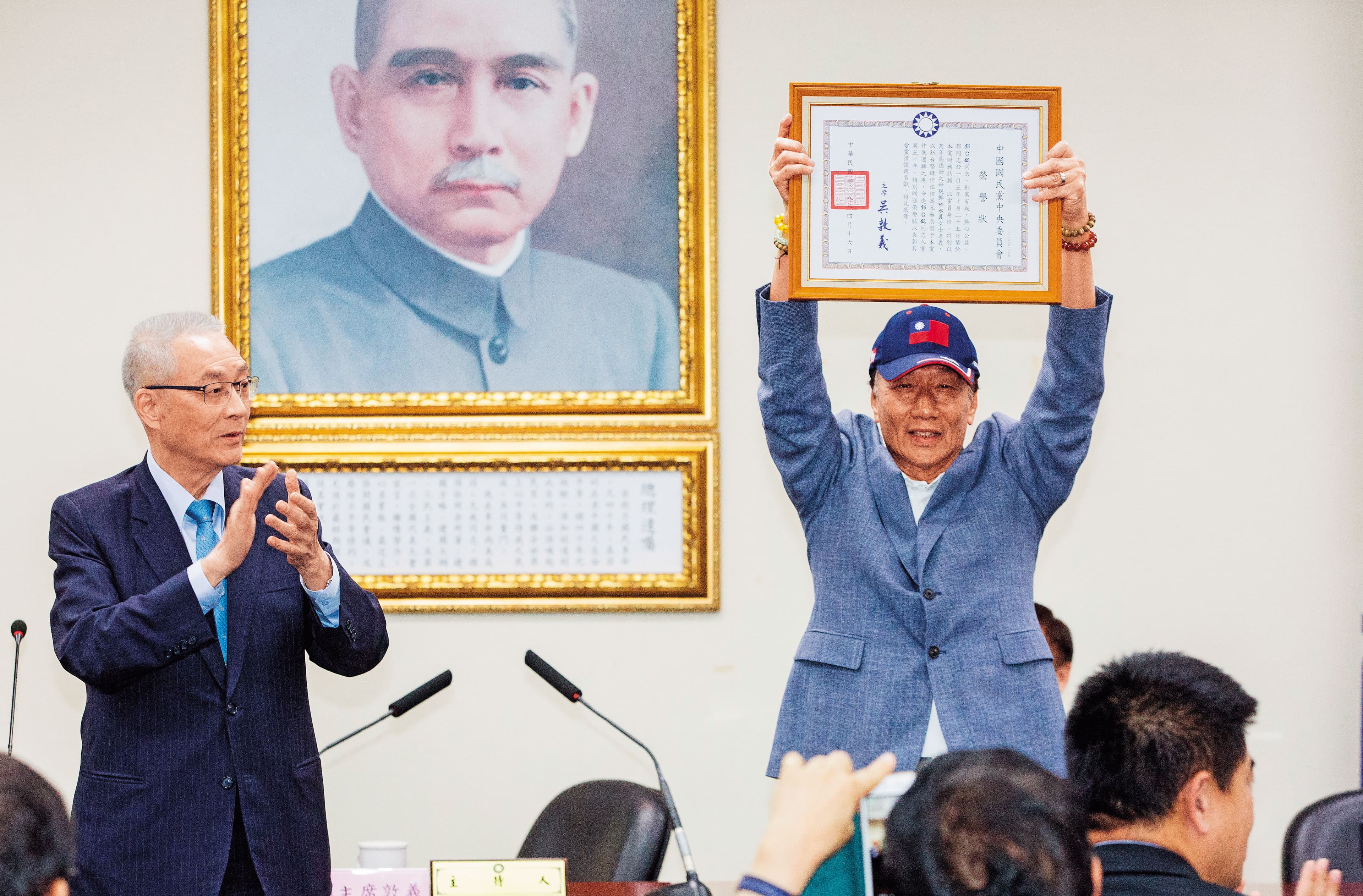 今年4月,曾在國民黨中常會接下榮譽狀,並宣布參加初選的郭台銘,如今參選總統態勢已定,令國民黨陷分裂危機。