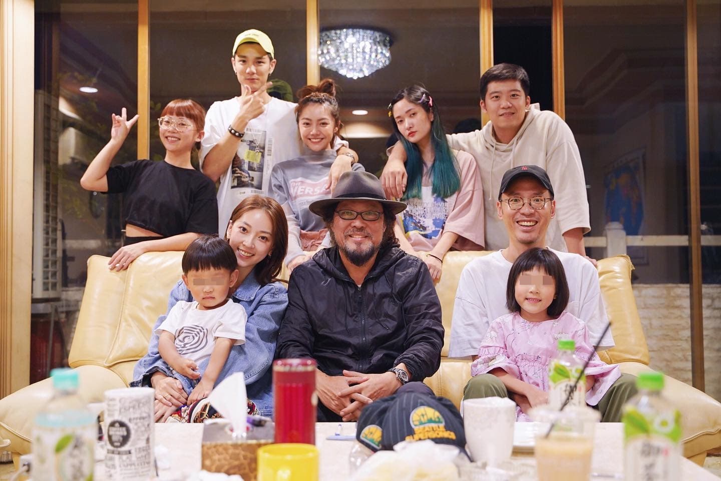 張少懷為綜藝大哥張菲的兒子,日前媳婦也把全家聚會的熱鬧大合照放上臉書。(翻攝自翁馨儀臉書)