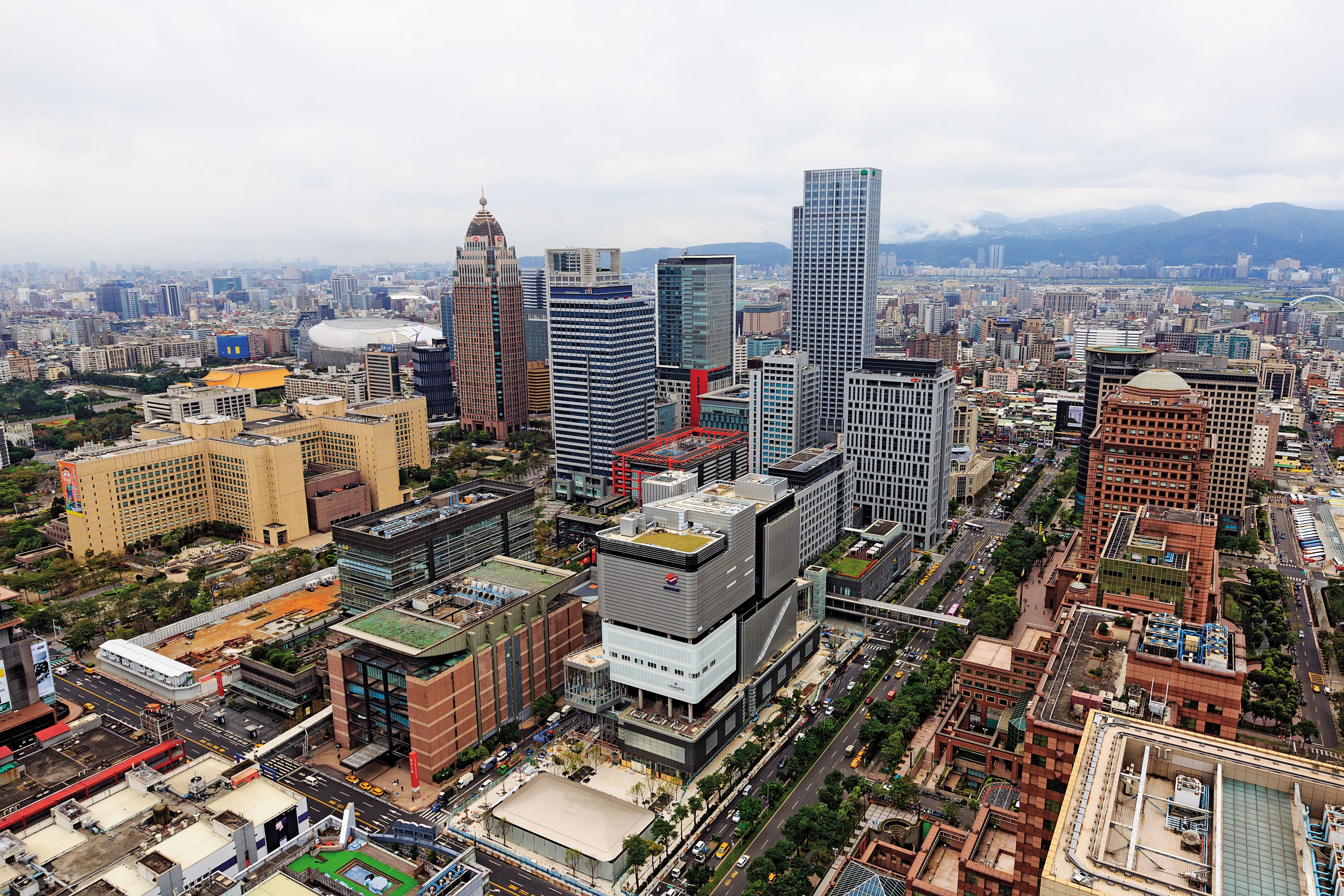 20190827fin010台北市信義計畫區方圓半公里內,就擠進十多家百貨。