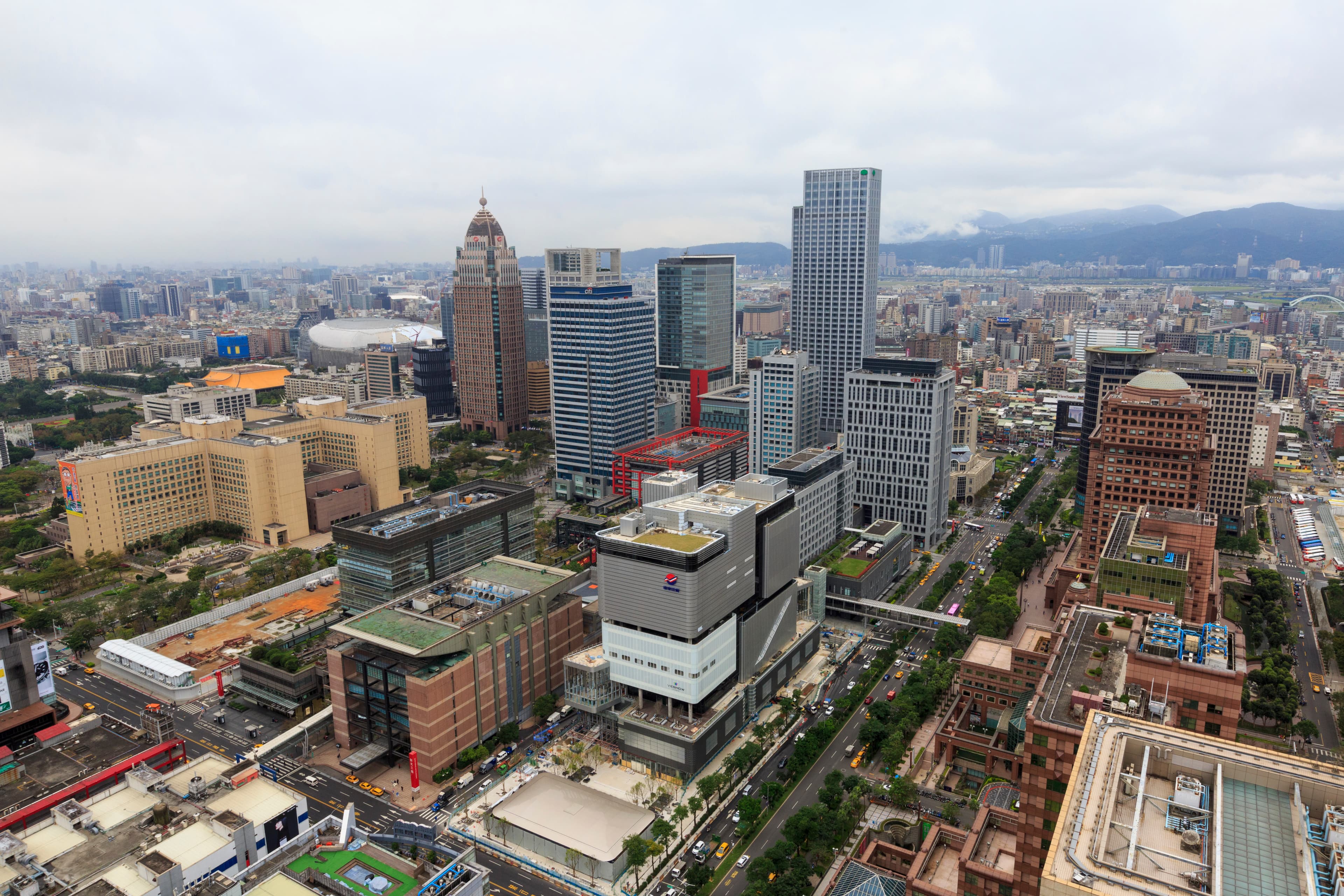 台北市信義計畫區方圓半公里內,就擠進10多家百貨。