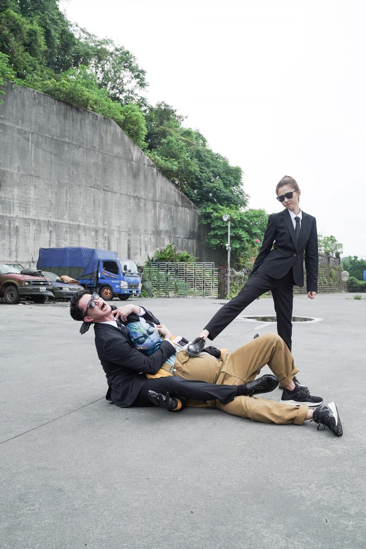 吳慷仁與邵雨薇扮演MIB,演出片尾彩蛋。(甲上提供)