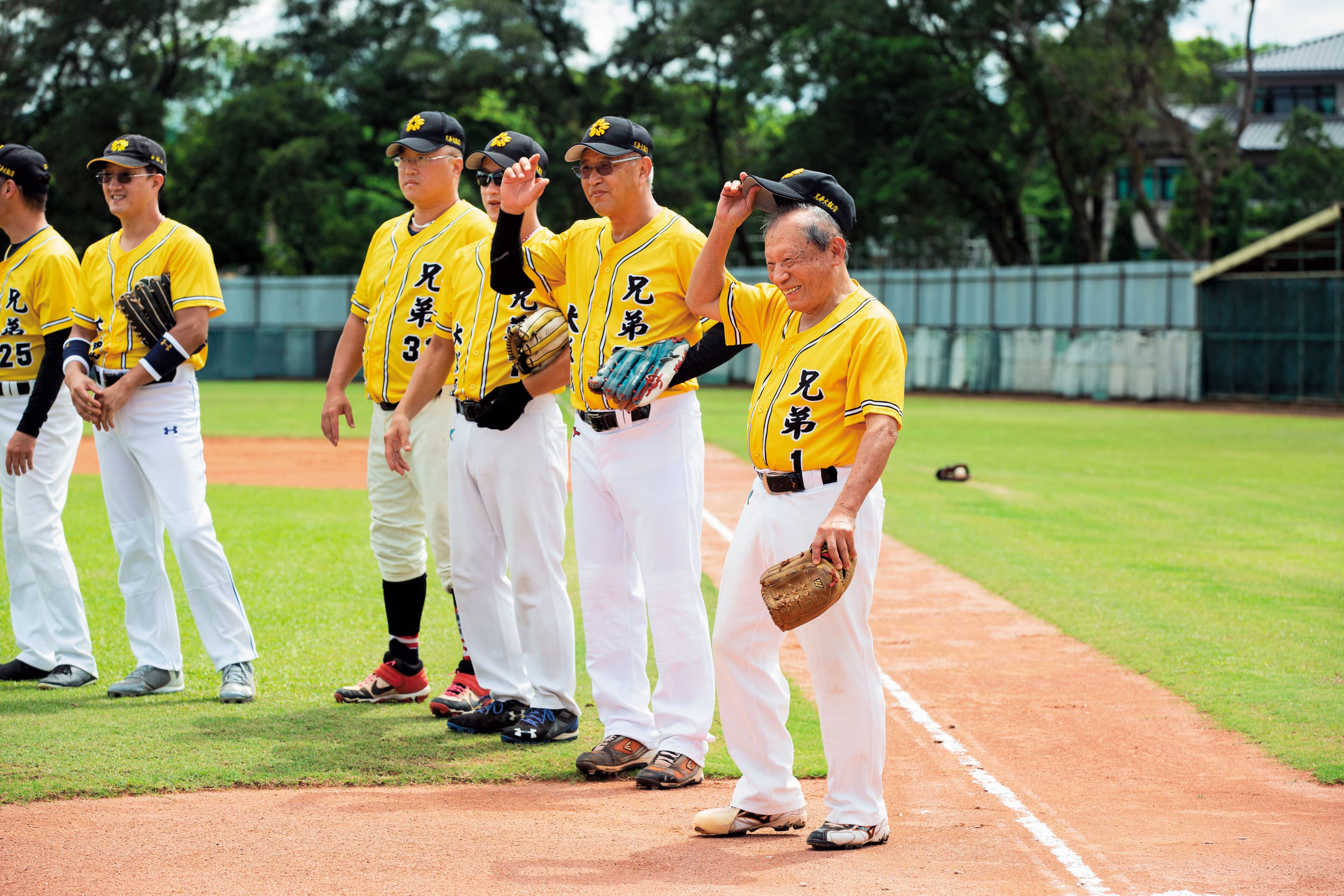 採訪當天，洪騰勝（右）帶我們到龍潭打球，他是這場比賽的先發投手。