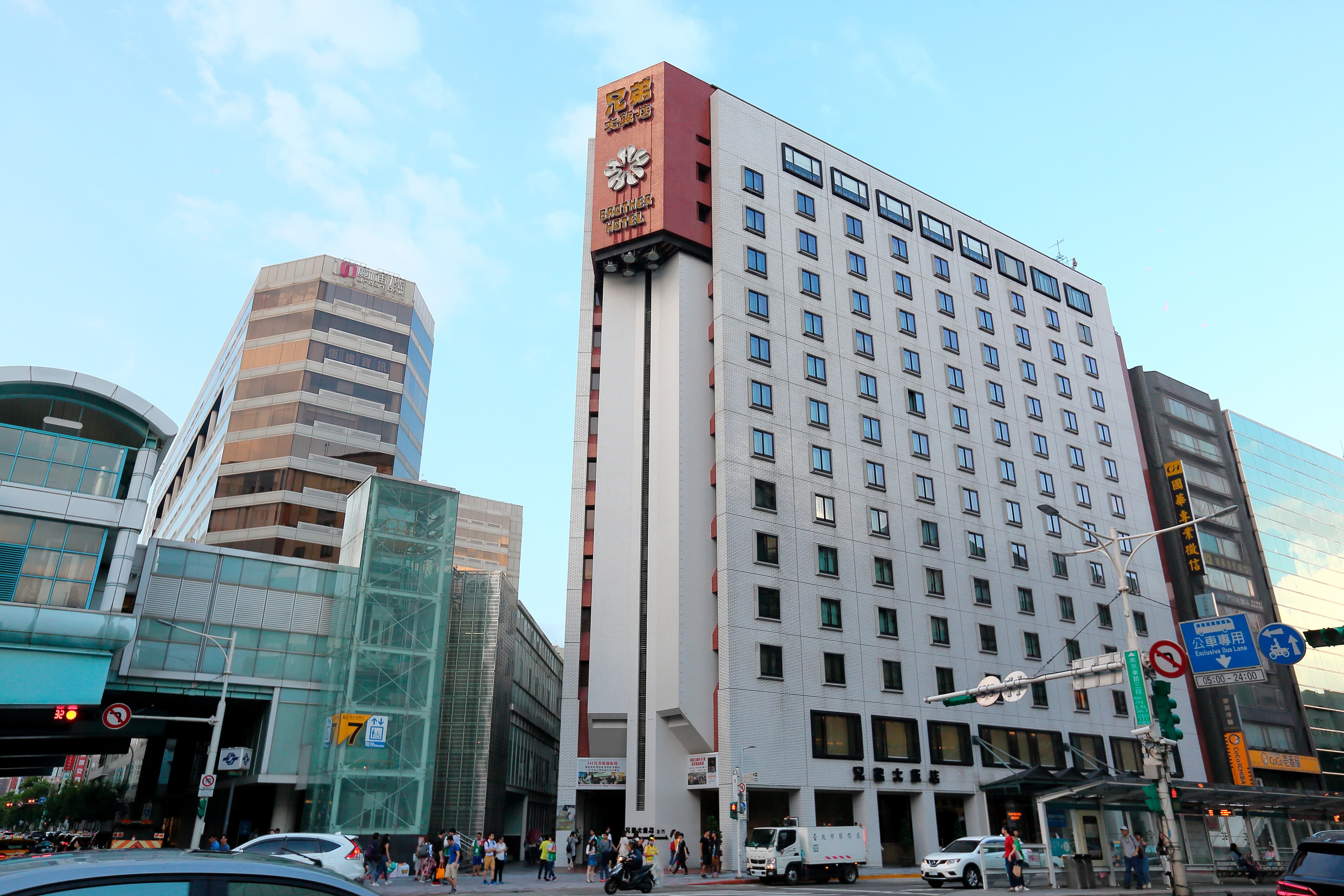 開業40年的兄弟大飯店位於台北南京東路上，是台北市著名的老牌觀光飯店。
