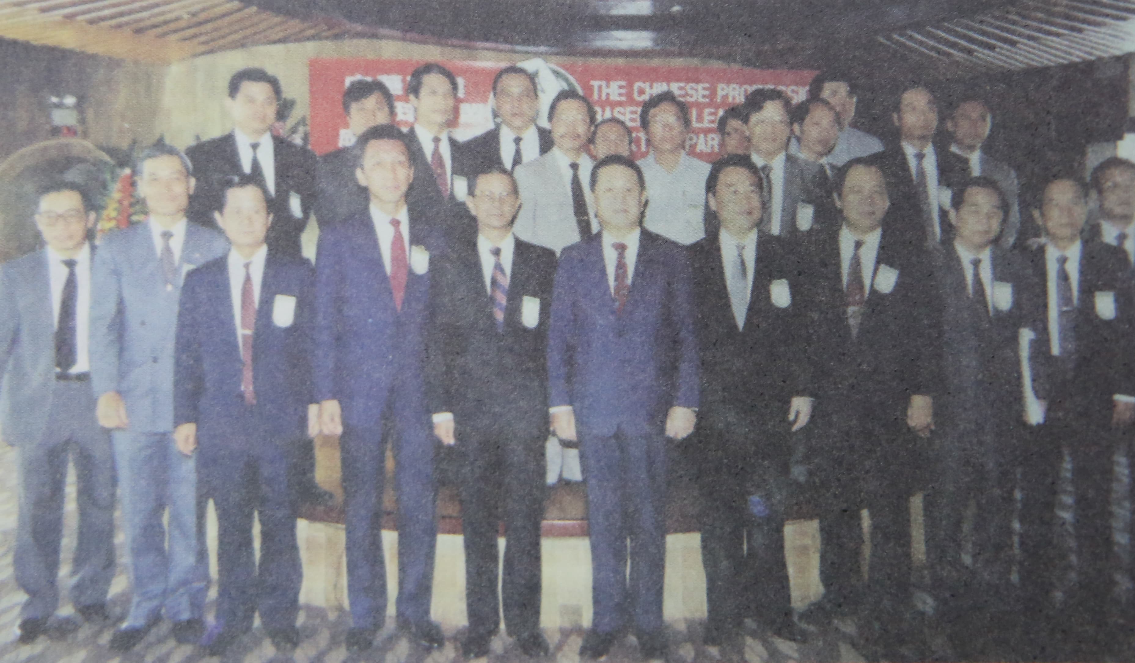 在洪騰勝（前排左一）的奔走下，最終說服統一、三商和味全點頭加入，中華職棒順利在1990年開打。（兄弟大飯店提供）