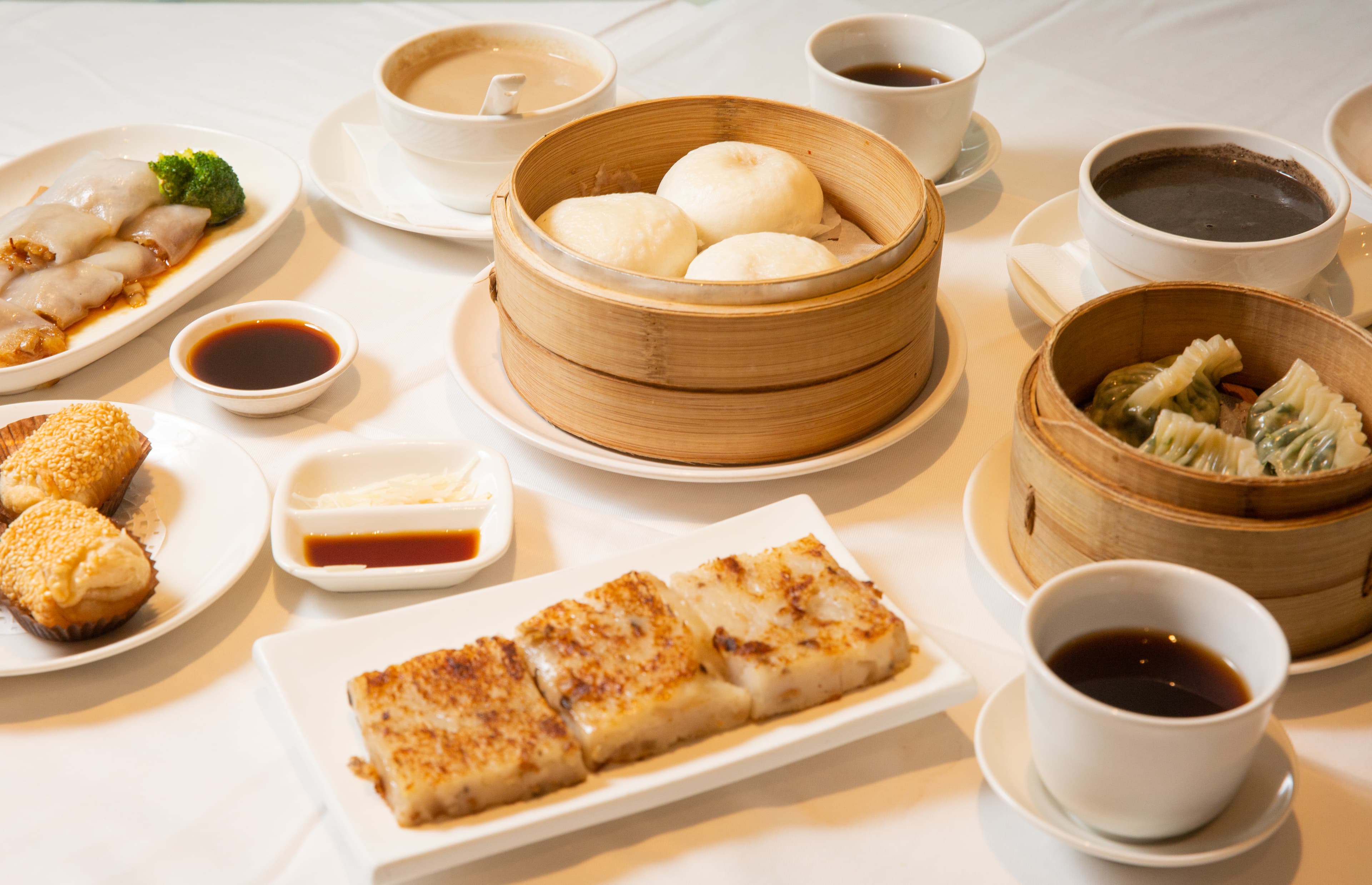 以港式飲茶聞名的兄弟大飯店,6年前針對素食客群推出養心茶樓。