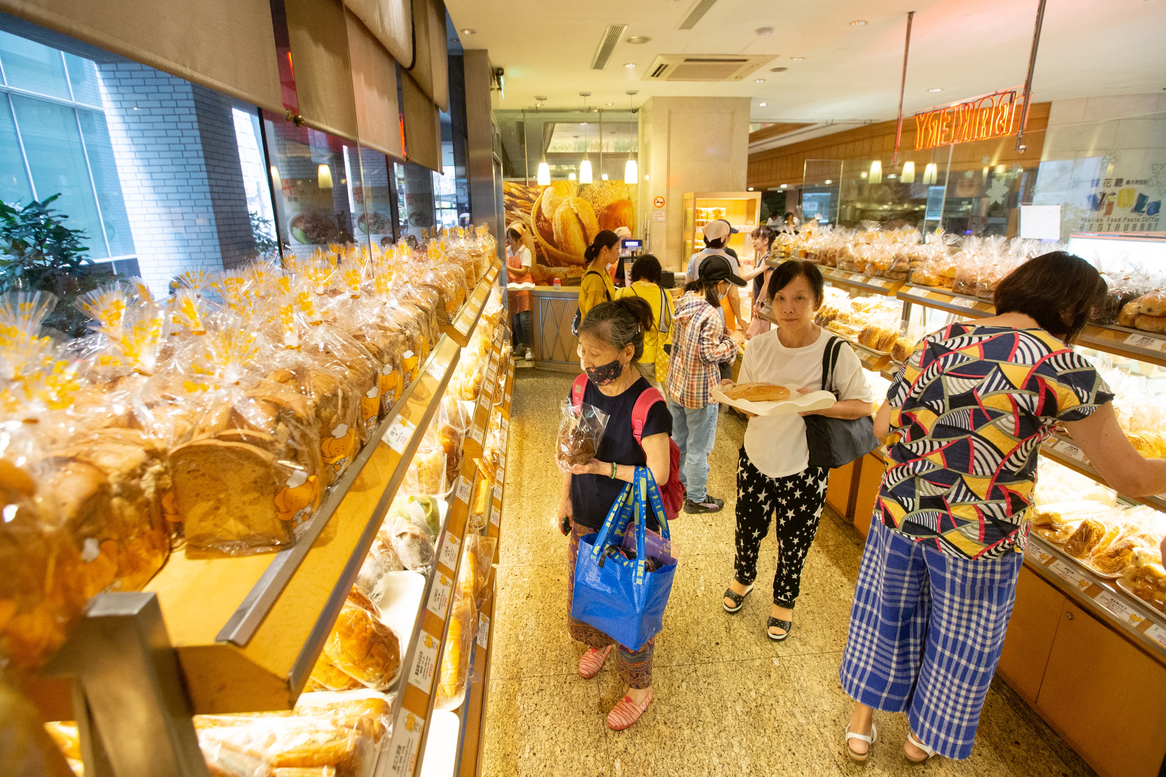 兄弟大飯店一樓的麵包部,因價格實惠且鄰近捷運出口,吸引不少過路客選購。