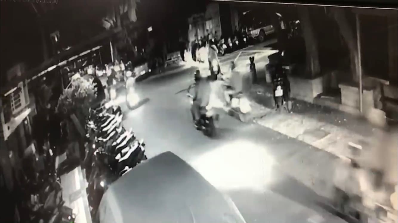 10多名惡煞騎乘機車突然衝上前,準備下車砍人。(翻攝畫面)