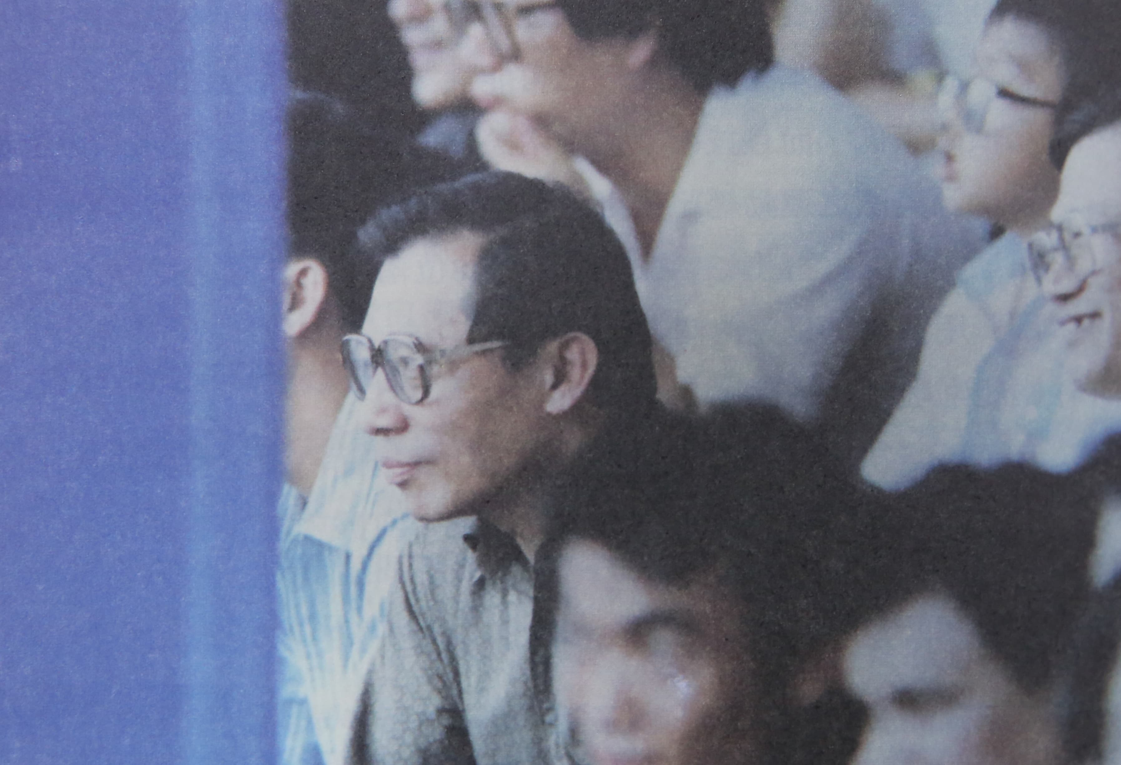 洪騰勝是中華職棒成立的首任聯盟祕書長,他看球喜歡走入人群,坐在觀眾區聽觀眾的聲音。(兄弟大飯店提供)