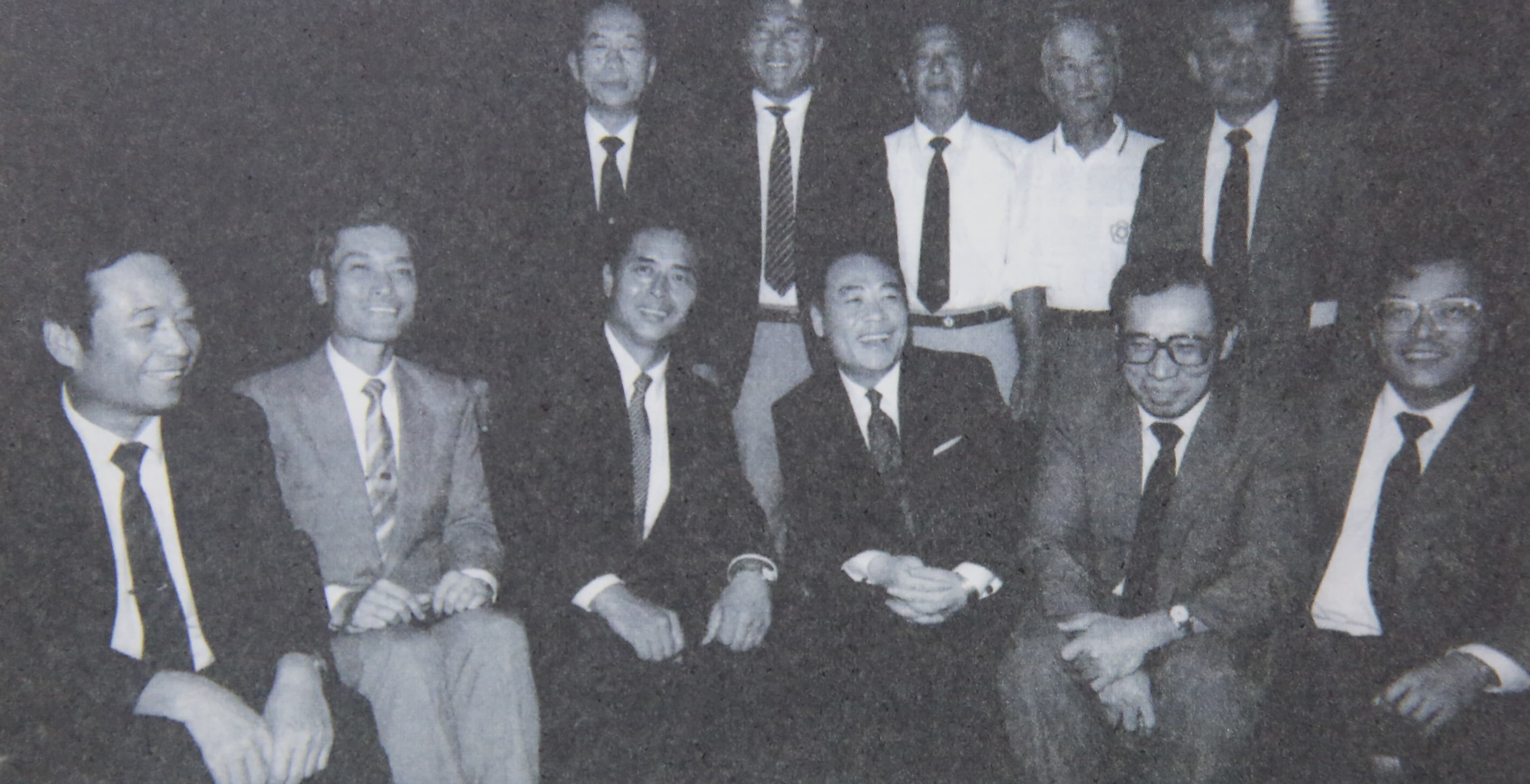 1987年，洪騰勝（前排右二）全力催生台灣職棒運動開打。（兄弟大飯店提供）
