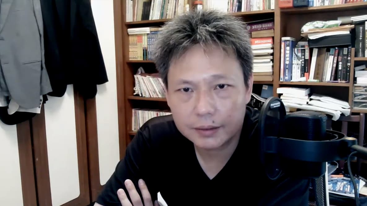 謝寒冰在直播時分析指出,追蹤器案件是韓國瑜「不應該選擇的戰場」,他也呼籲藍軍(國民黨)別針對此議題再追下去了。(翻攝自謝寒冰YouTube頻道)