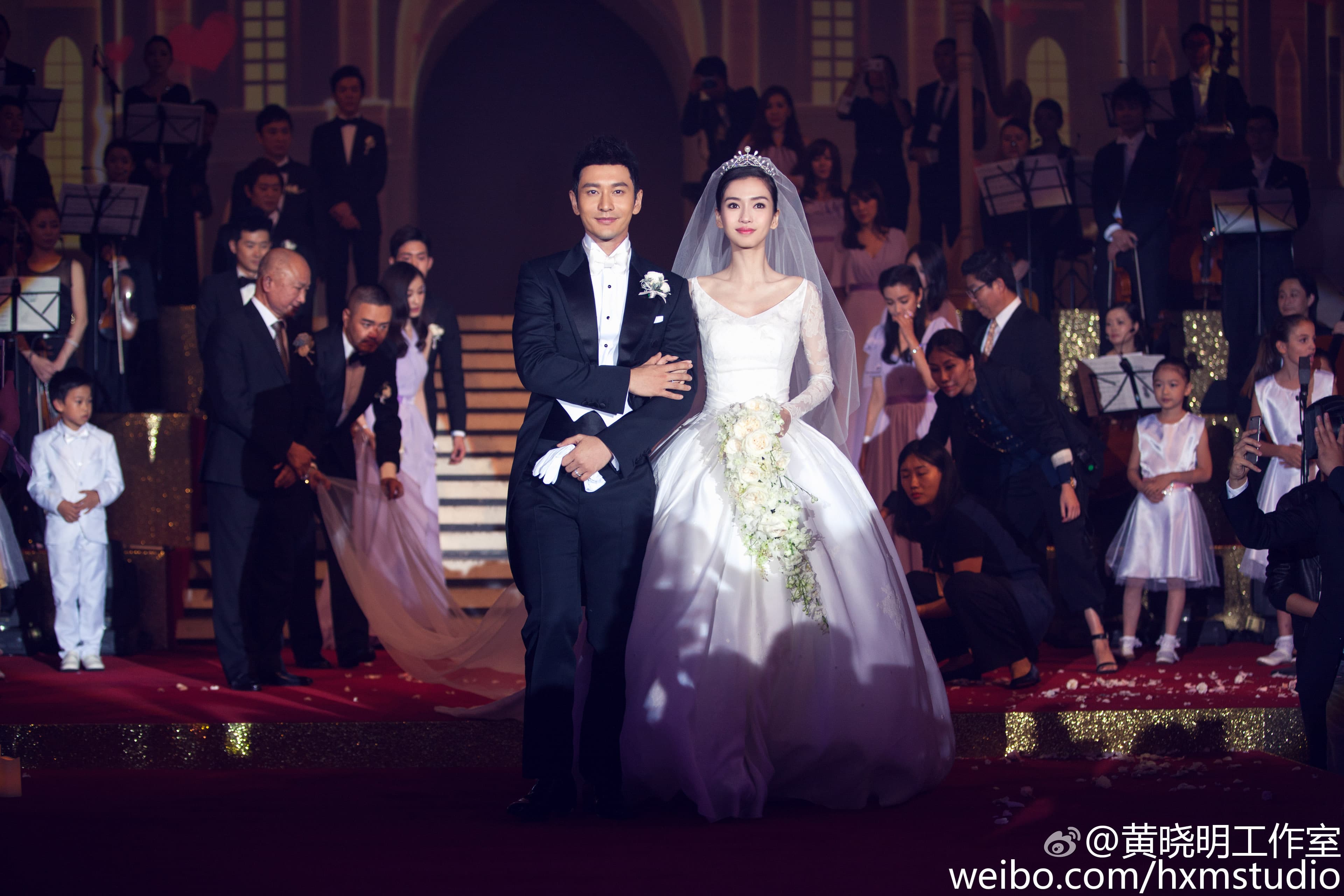 Angelababy(右)跟黃曉明(左)離婚後,5歲兒子小海綿由夫妻倆共同撫養。(翻攝自黃曉明工作室微博)