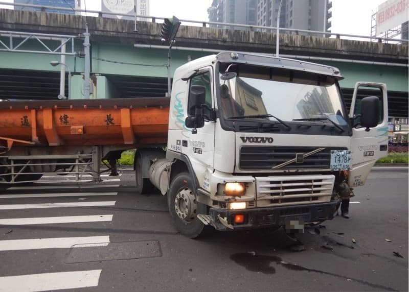 第二起事故中的砂石車被撞擊後，車頭與車身呈V字型停在路上。（讀者提供） 