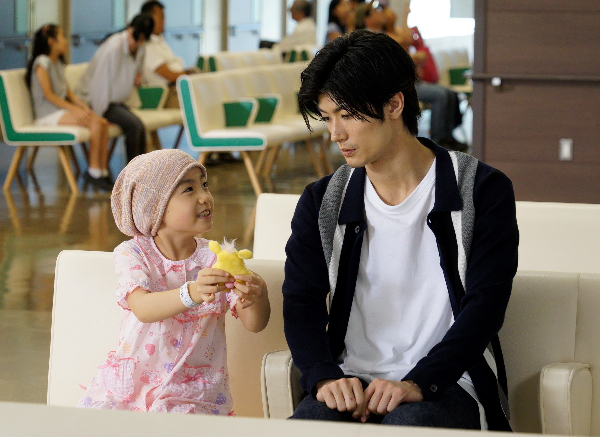 三浦春馬與童星稻垣來泉在《TWO WEEKS》演出父女。(網路圖片)