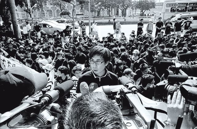 李明璁(中)為野草莓學運發起人之一,被以「首謀者」起訴,法官陳思帆提請釋憲,確認《集會遊行法》有違憲之惡,後判無罪。(李明璁提供)