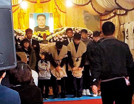 林進忠的告別式上,王焜弘擔任「點主官」,十分諷刺。(翻攝畫面)