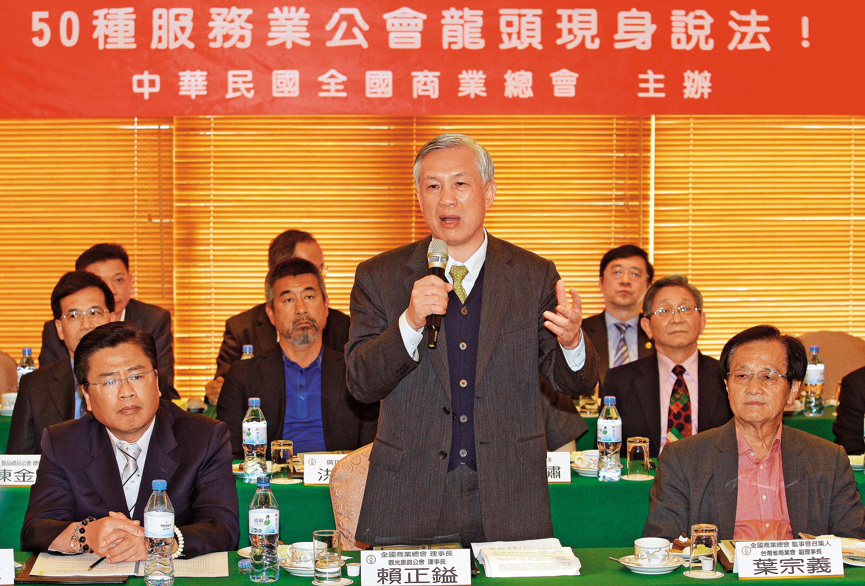 許舒博(前左)是賴正鎰(前中)妹婿,以商總副理事長身分勤跑基層。(中央社)