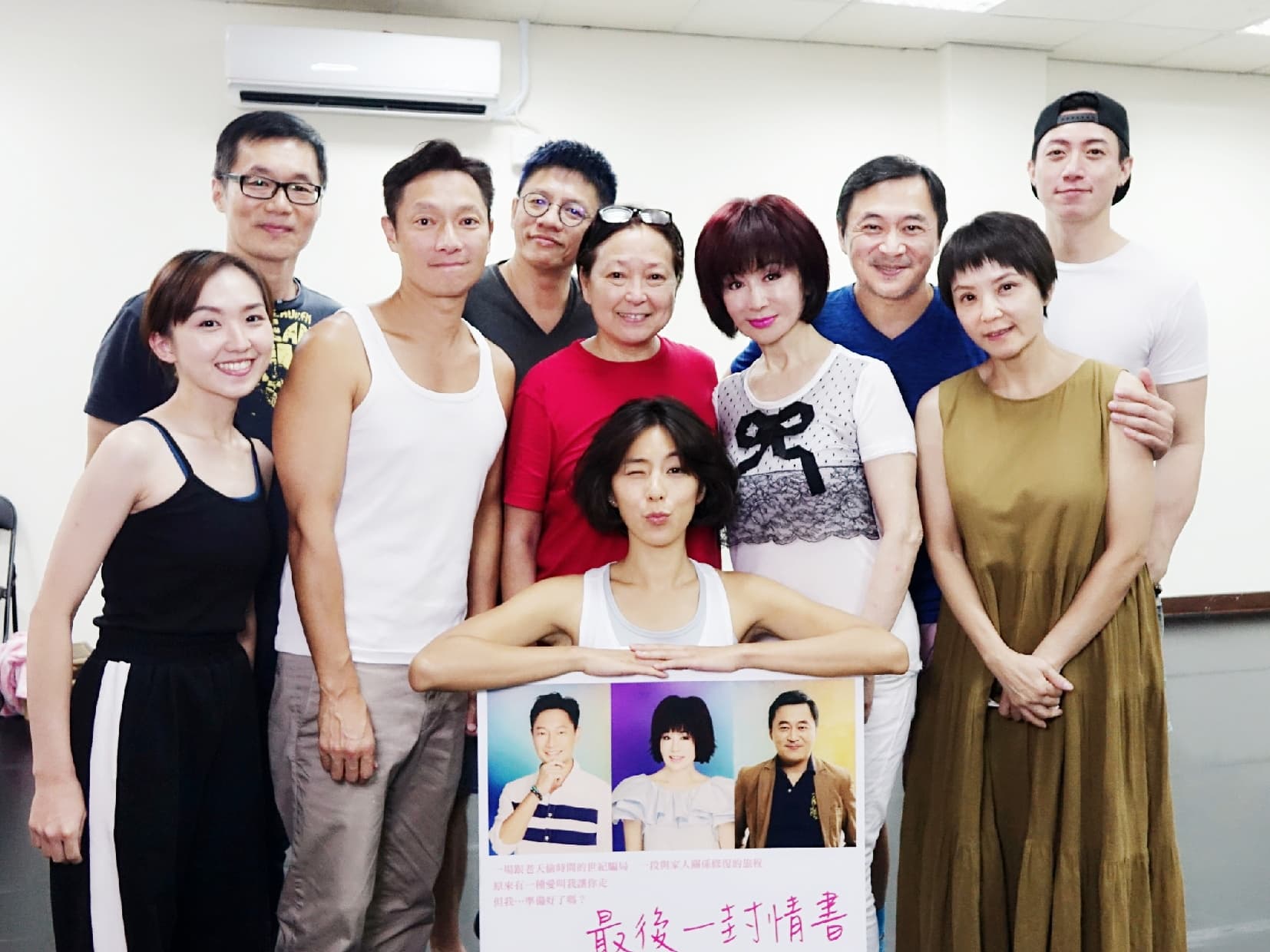 方芳探班全民大劇團新作《最後一封情書》,指導每位演員的動作,甚至親身示範。(全民大劇團提供)