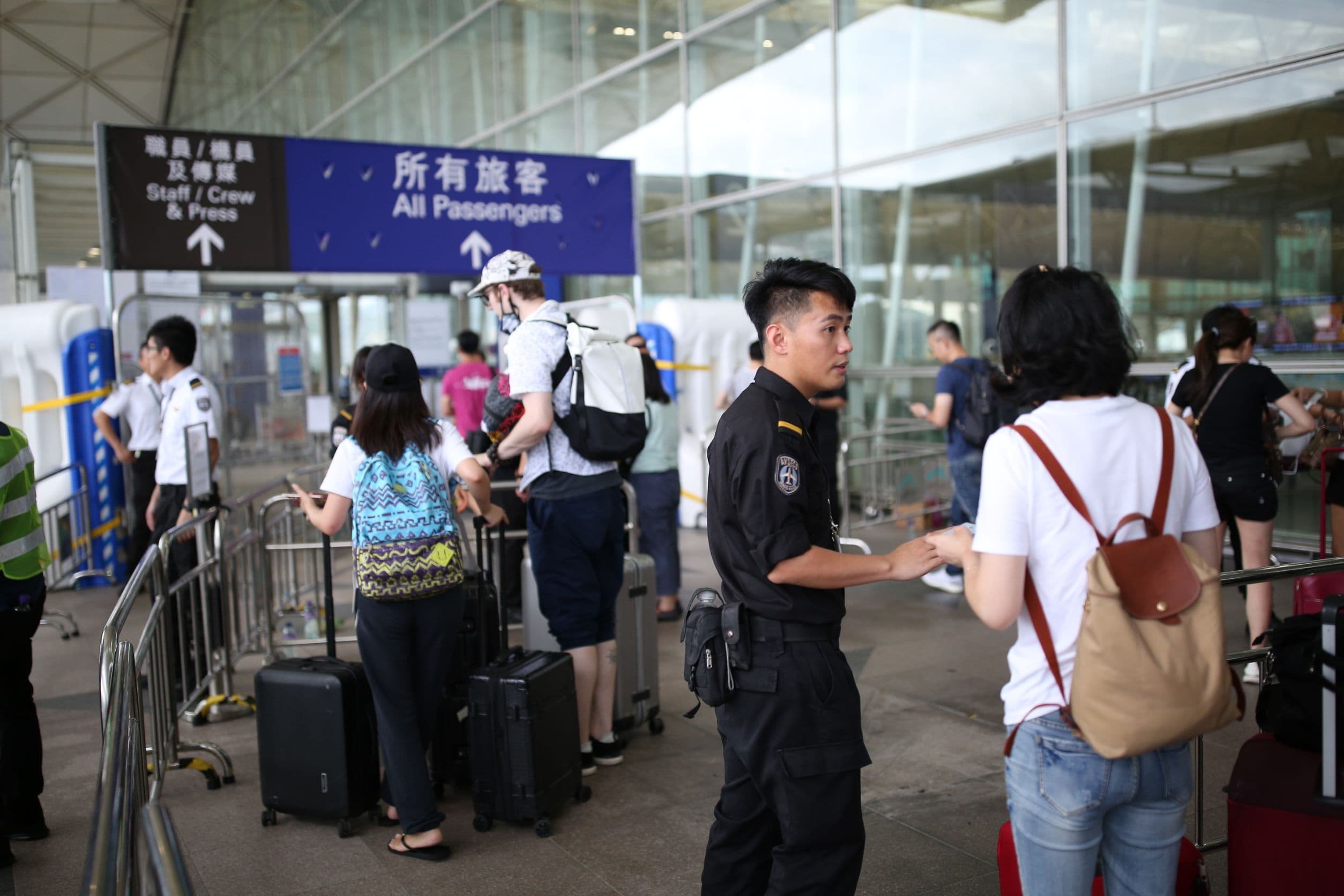 機場只允許持有旅遊證件、24小時內機票和登機證人士以及持有證件的機場員工進入客運大樓。