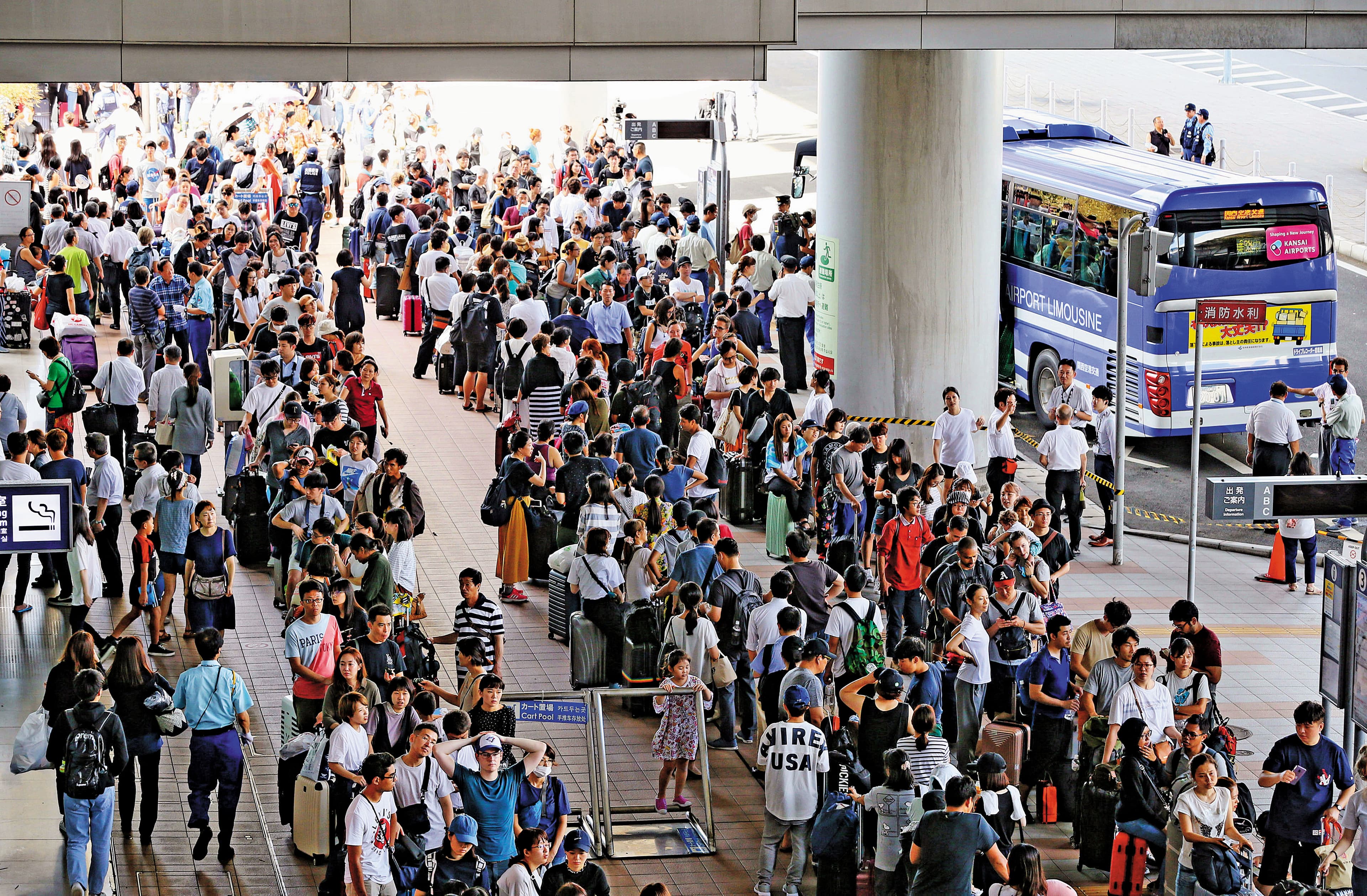去年9月燕子颱風重創關西機場,網路瘋傳中國派車進機場接人的假消息,網友也隨之批我國外交部未積極救援國人。(達志影像)