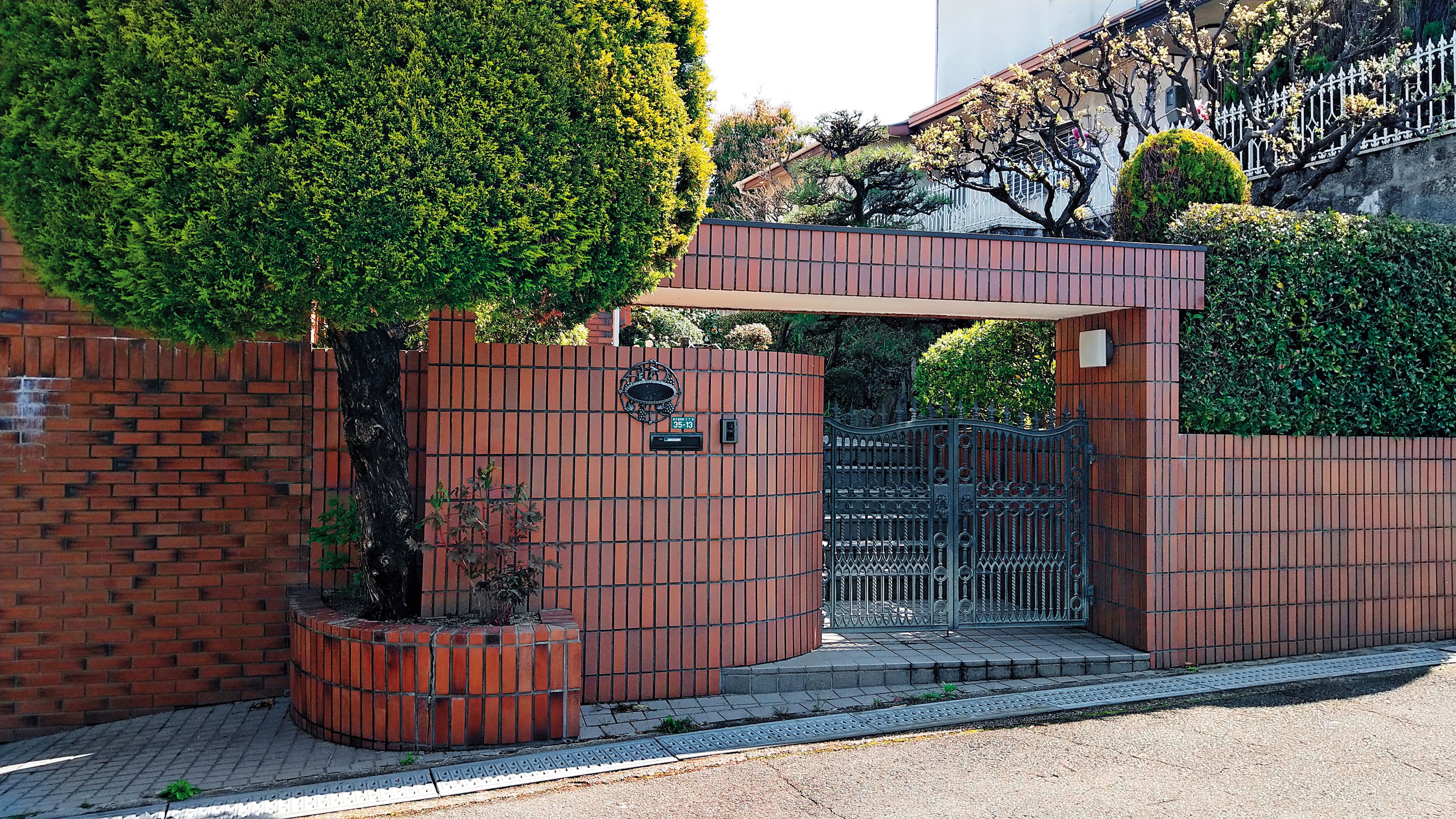 我國大阪代表處官邸至今仍以修繕之名閒置逾1年,原本主人蘇啟誠過世前門牌上的「蘇」字已拿下。