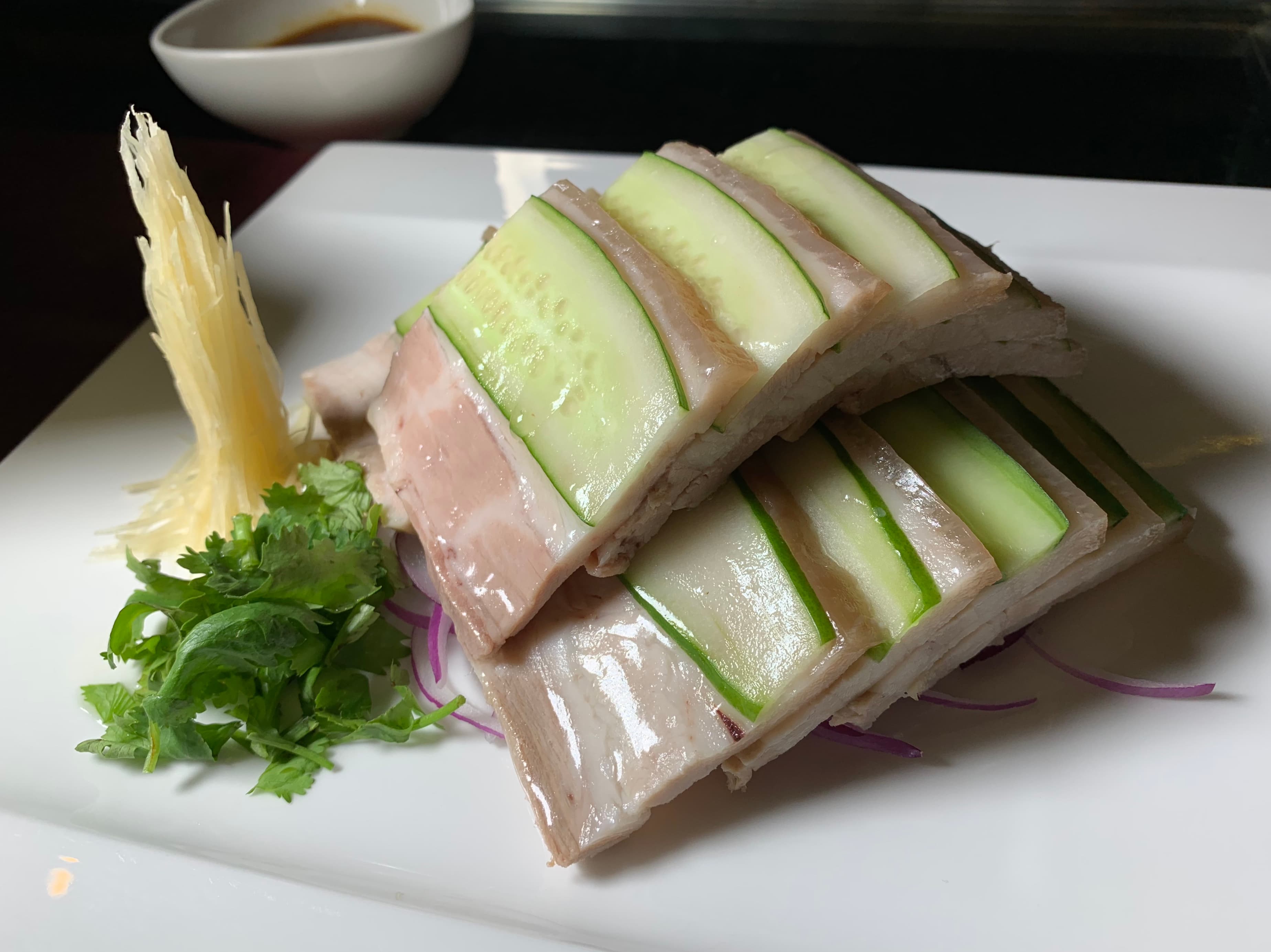 「古早味三層肉佐蒜生醬油」嚴選五花肉中段,配著黃瓜片吃爽口不油。