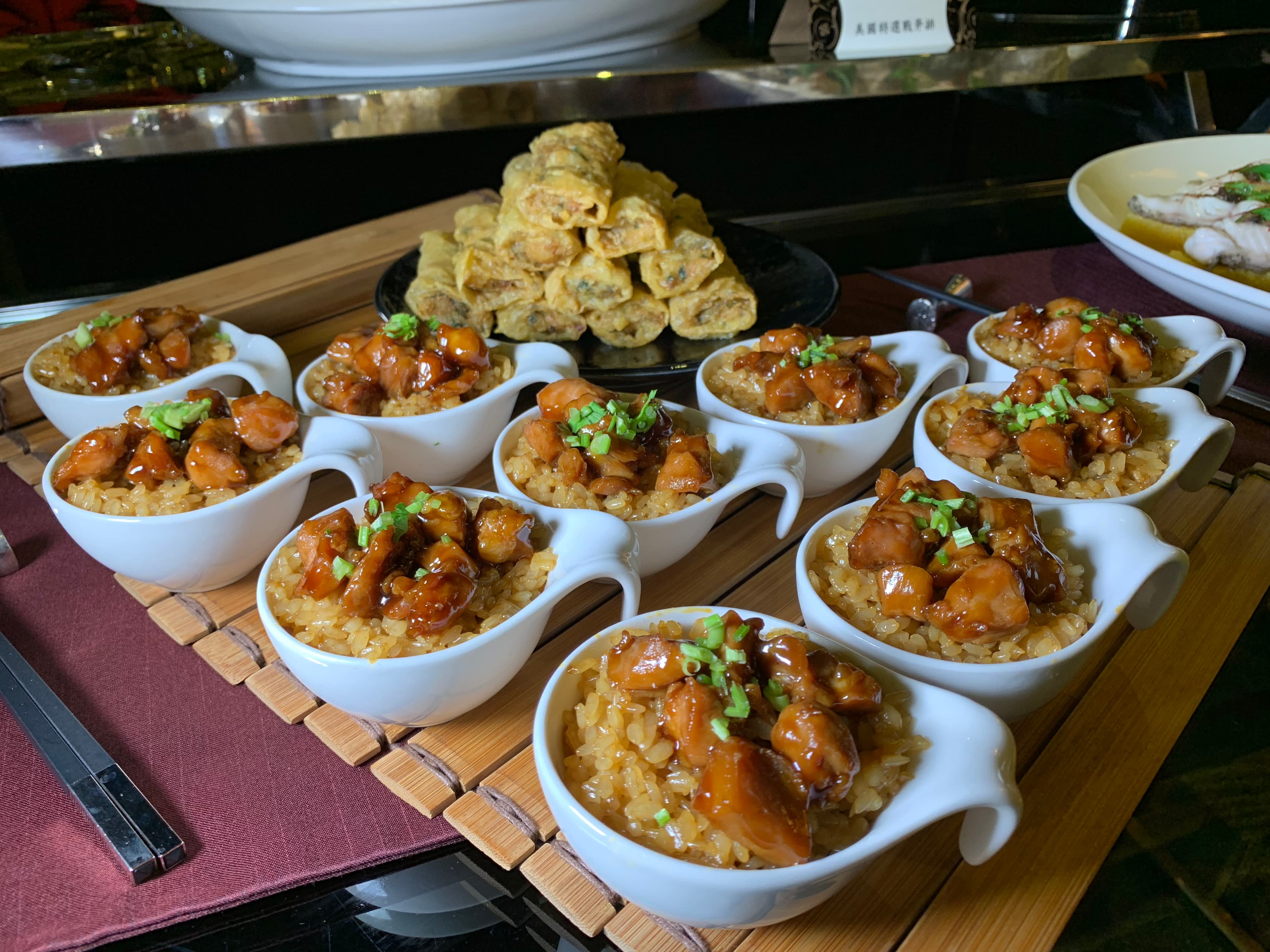 「花雕雞煲飯拼蝦捲」雞肉丁飽實入味、米飯鹹香,蝦捲外皮脆口,內餡紮實有味。