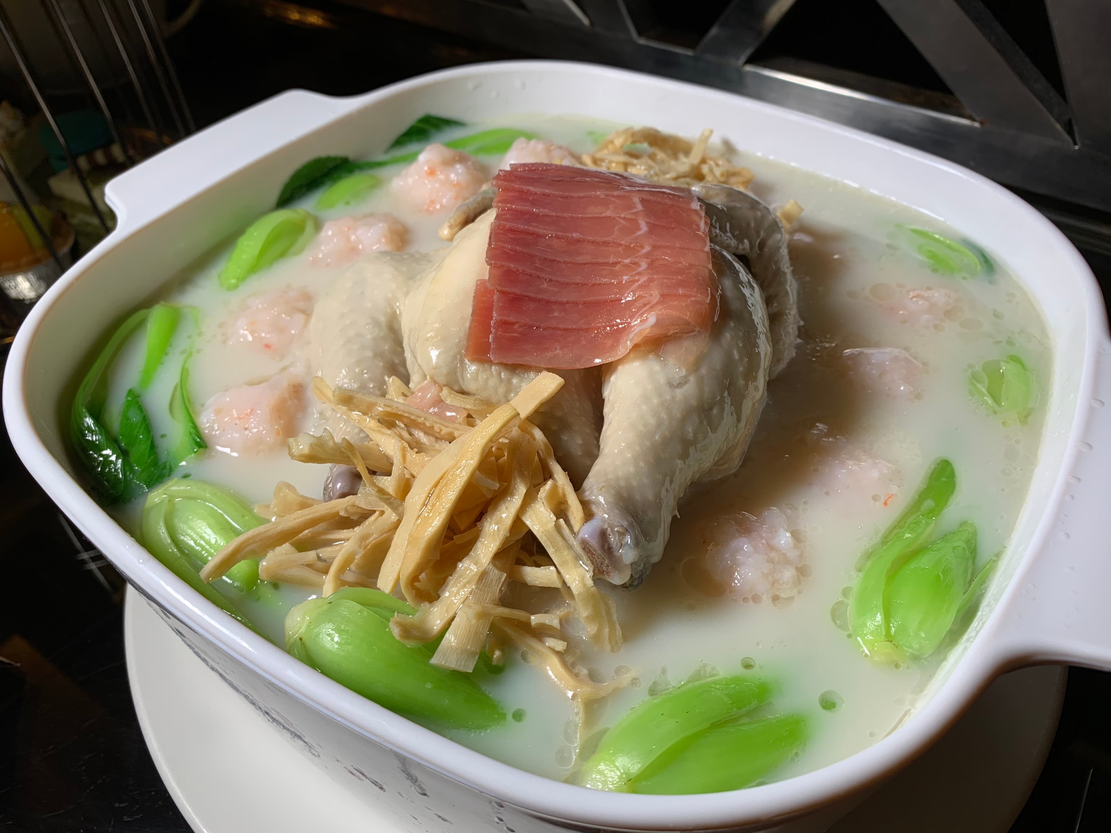 「金華濃湯燉全雞」喝來甘甜不油膩,肉質鮮美,讓人忍不住續碗。