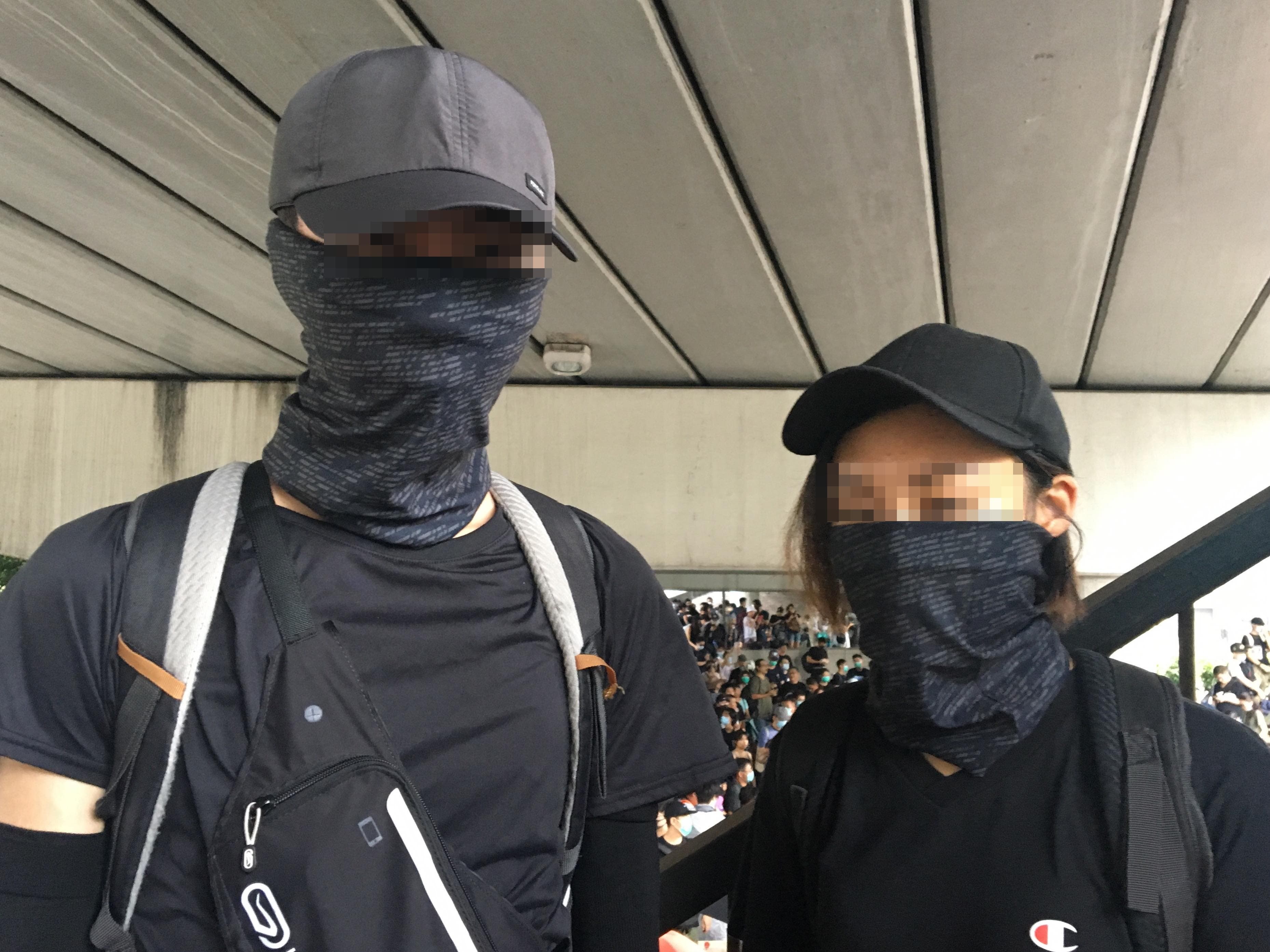 19歲勇武派的「衝衝仔」Justin與他不願透露姓名的朋友一同出席香港8月31日的示威。(攝影:韋薔)