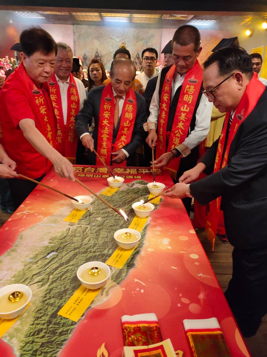 前立法院長王金平出席姜太公祝壽大典,在道場主席羅世新安排下,點七星燈為台灣祈福。(翻攝畫面)