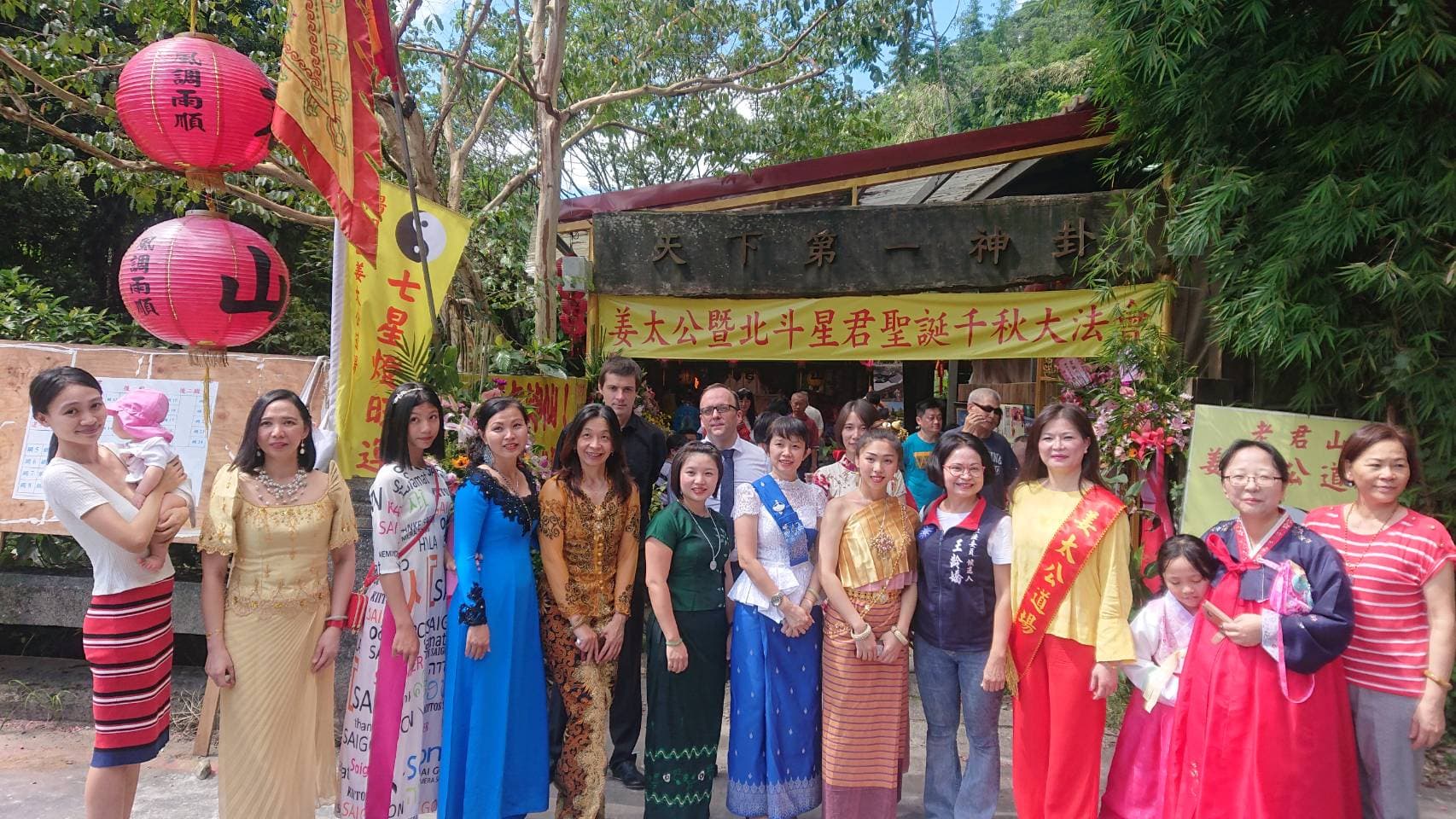 外國信眾穿著傳統服飾出席姜太公祝壽大典,吸引眾人目光。(翻攝畫面)