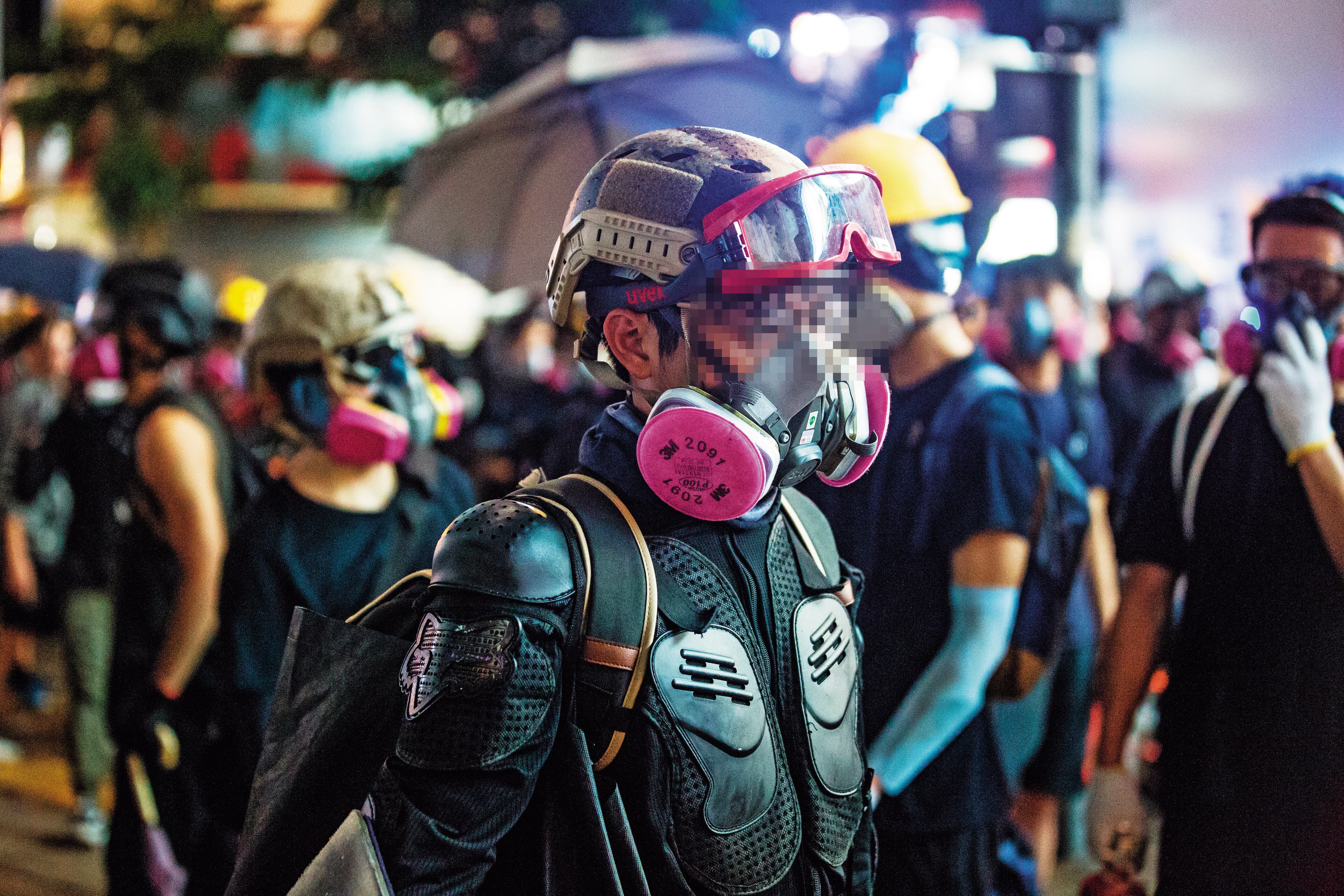 警方於831當晚多次施放催淚彈,勇武派示威者全副武裝,許多人都自備全套升級過後的裝備和防毒面具。