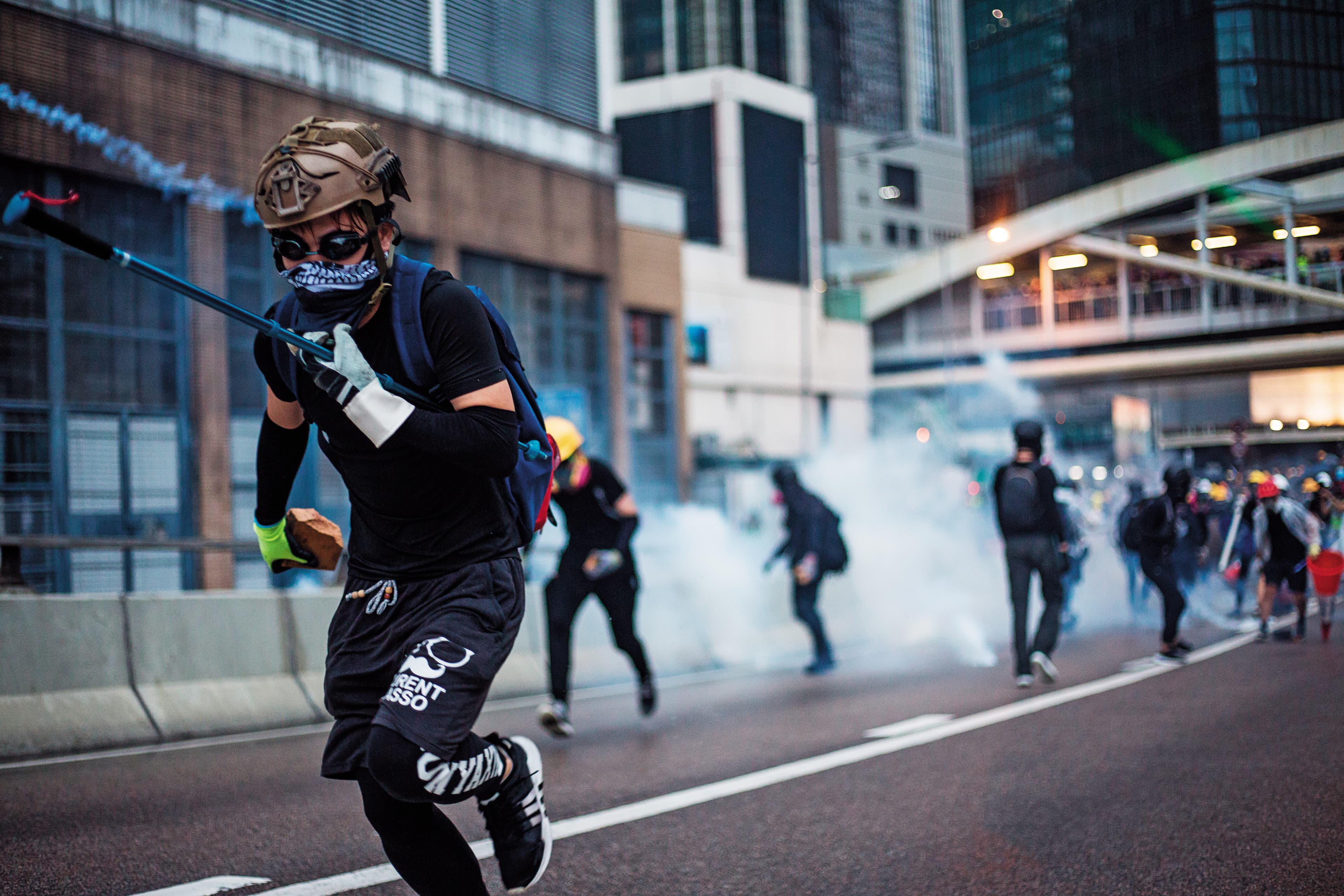 勇武派示威者全副武裝,不少人表示願為香港一戰,甚至願意犧牲。
