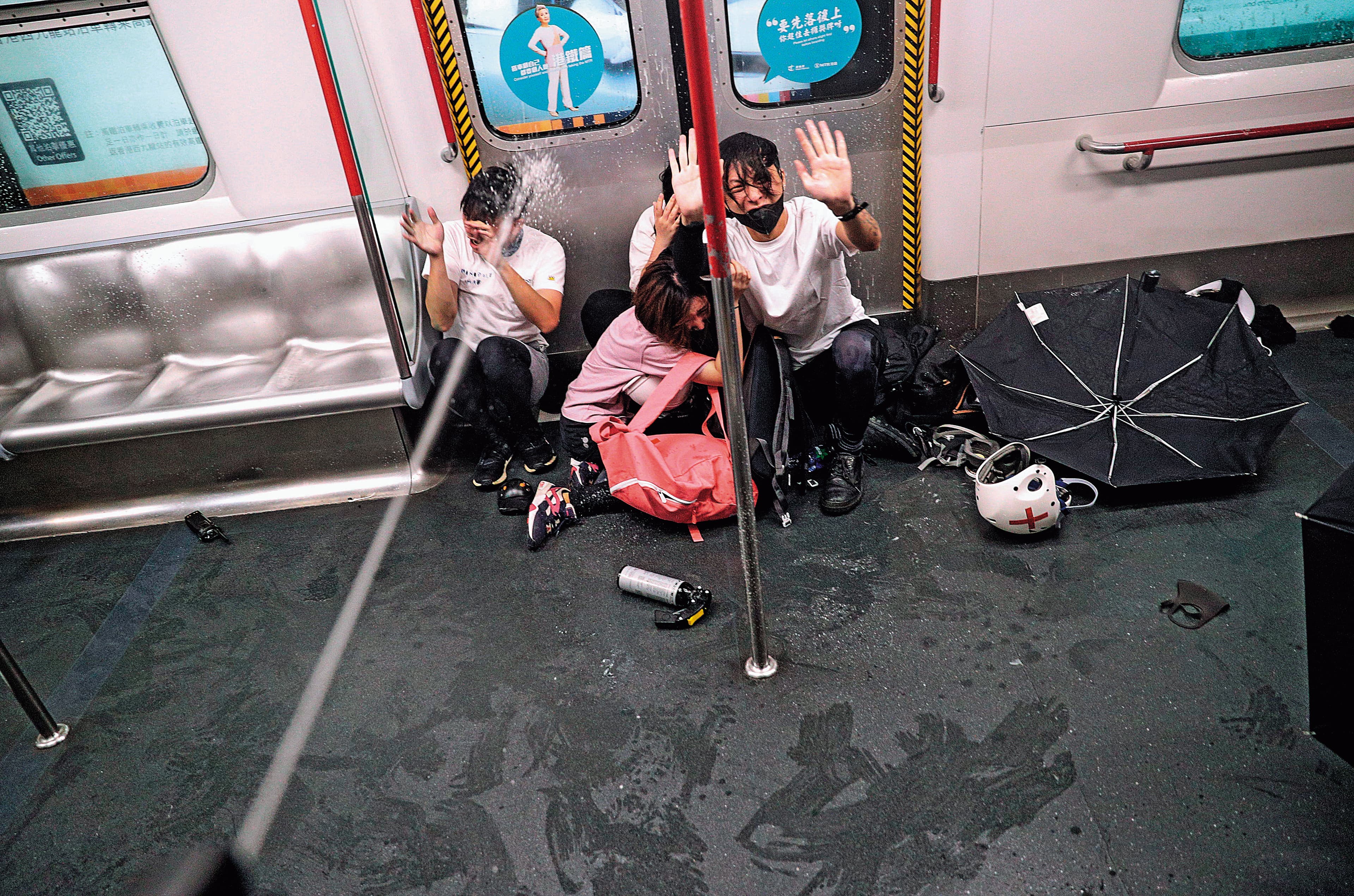 831夜裡,港鐵太子站內突然湧入警察,無差別毆打市民。 (達志影像)