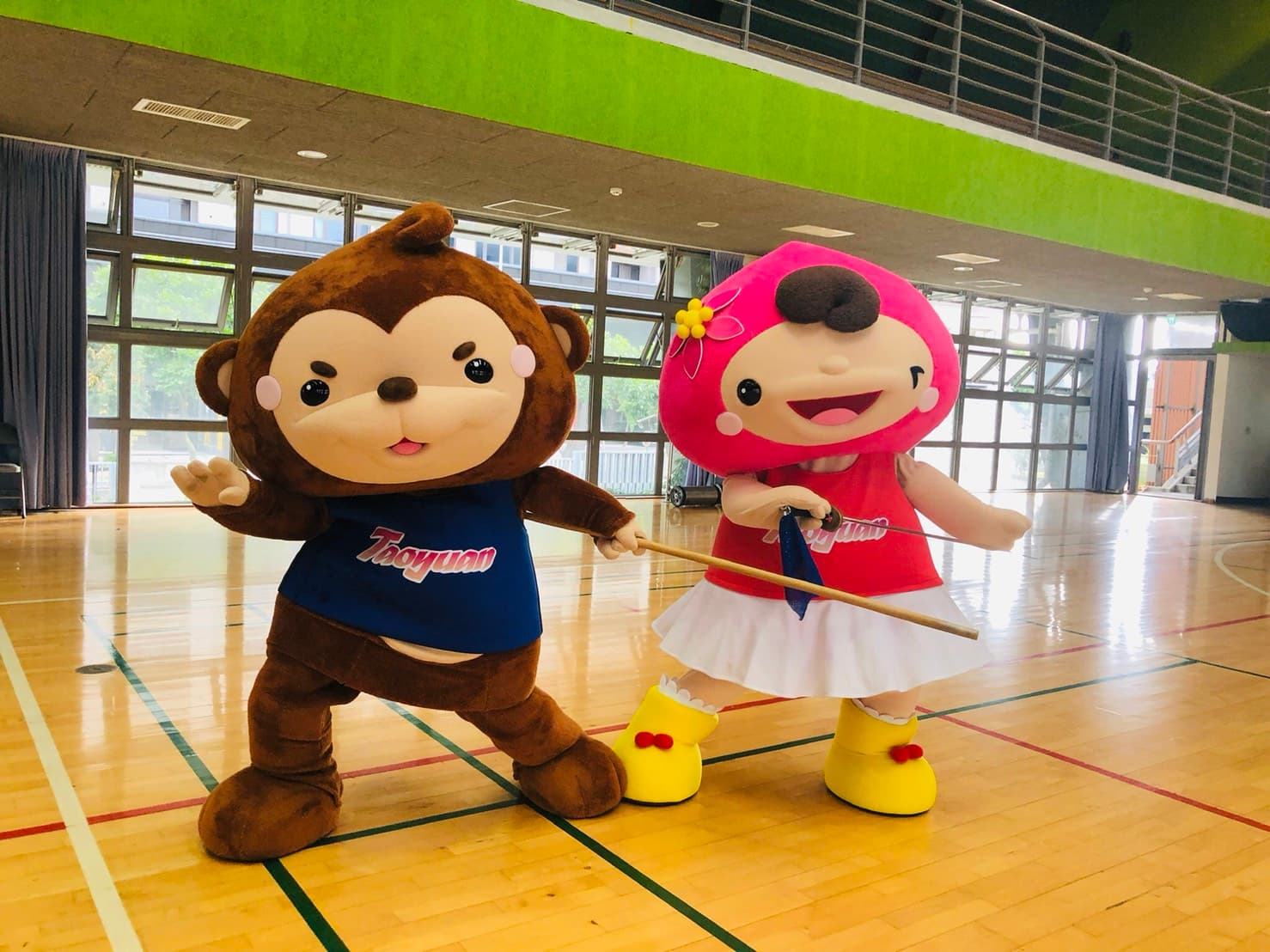 「桃園運動村」現場還有吉祥物ㄚ桃、園哥與民眾同樂。（圖片提供／桃園縣政府）
