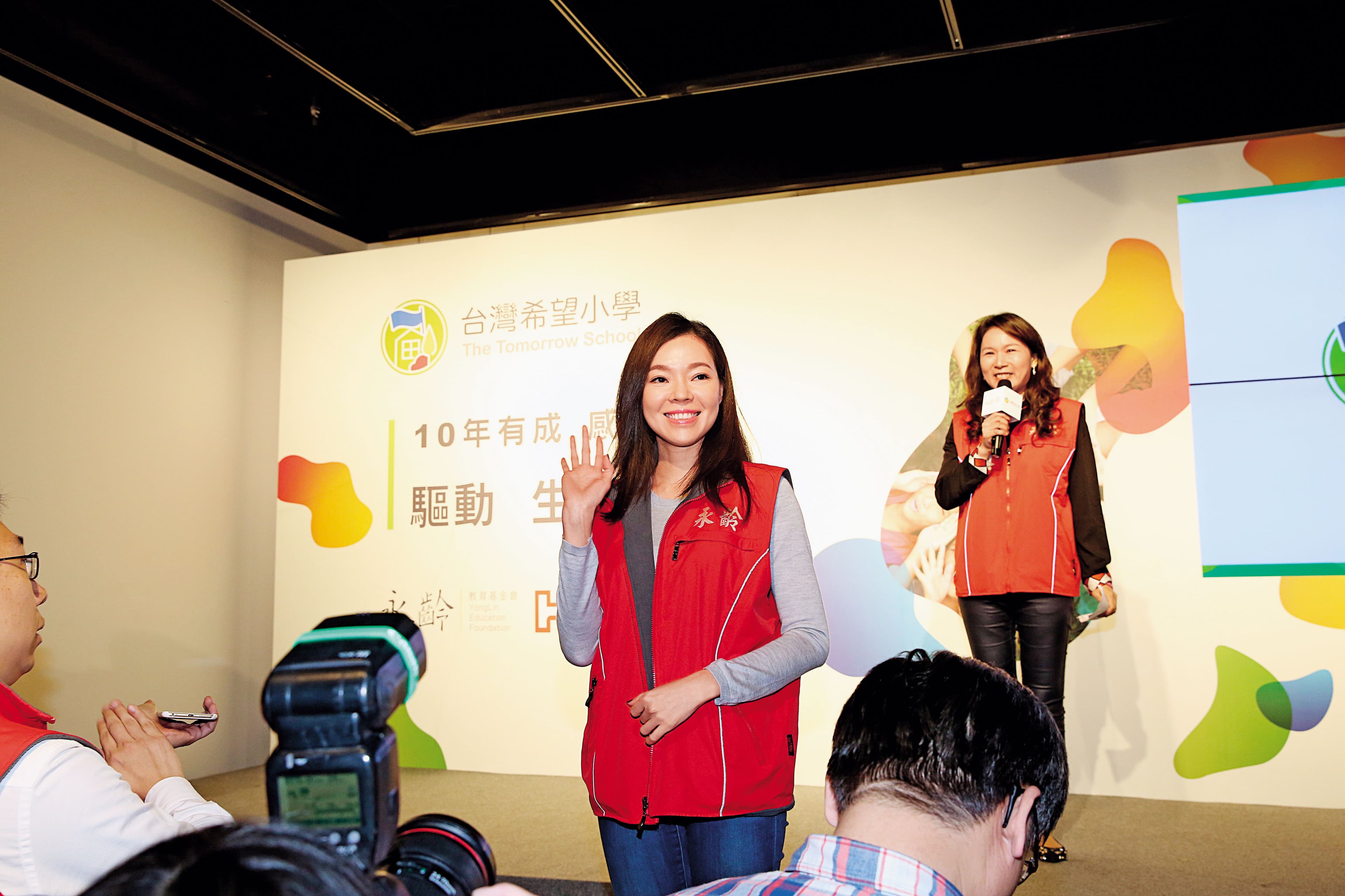 郭董夫人曾馨瑩(左)出席永齡慈善基金會活動,劉宥彤(右)親自當主持人介紹。