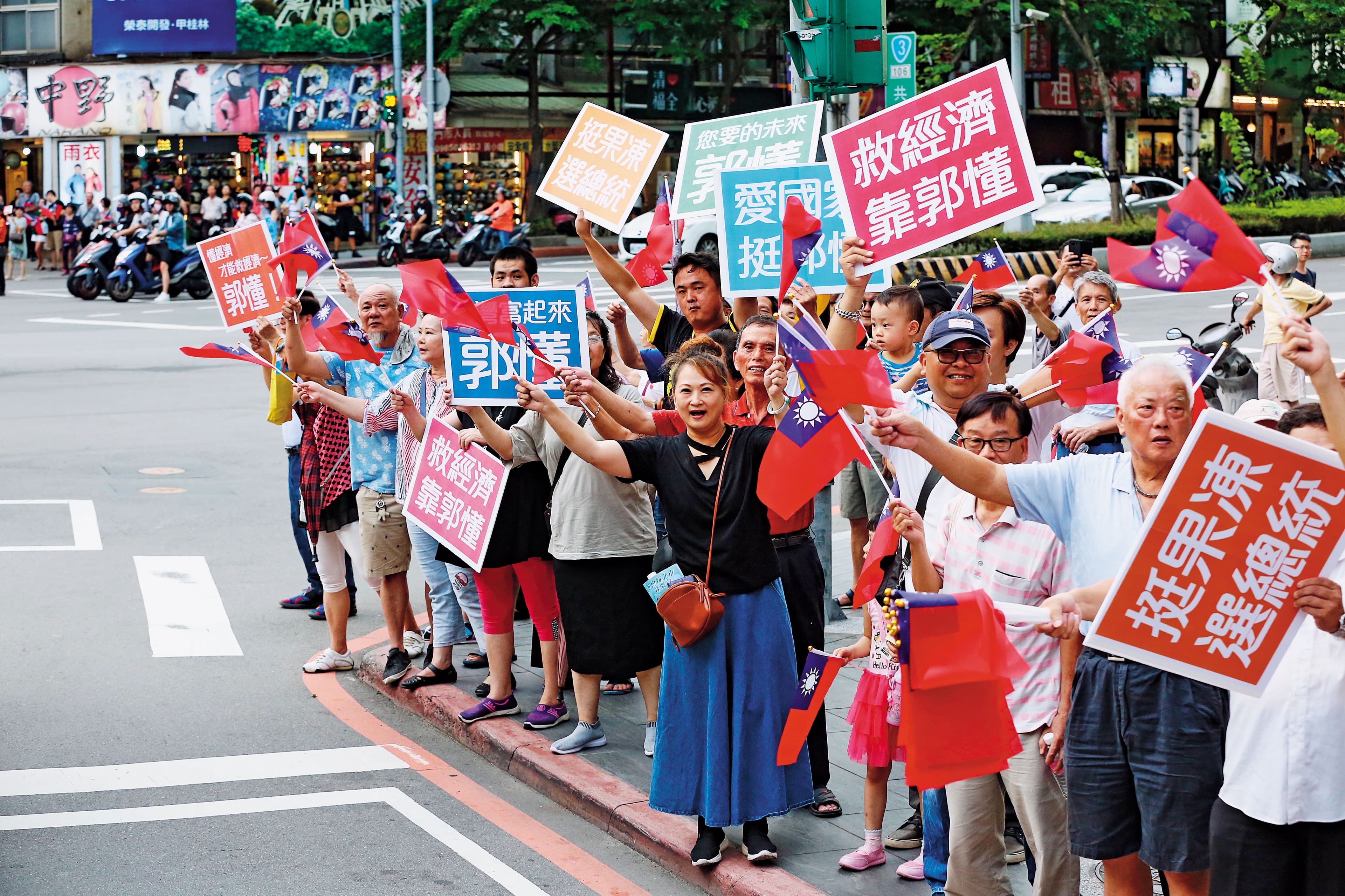郭台銘以救經濟當口號參選,吸引不少淺藍與中間選民。